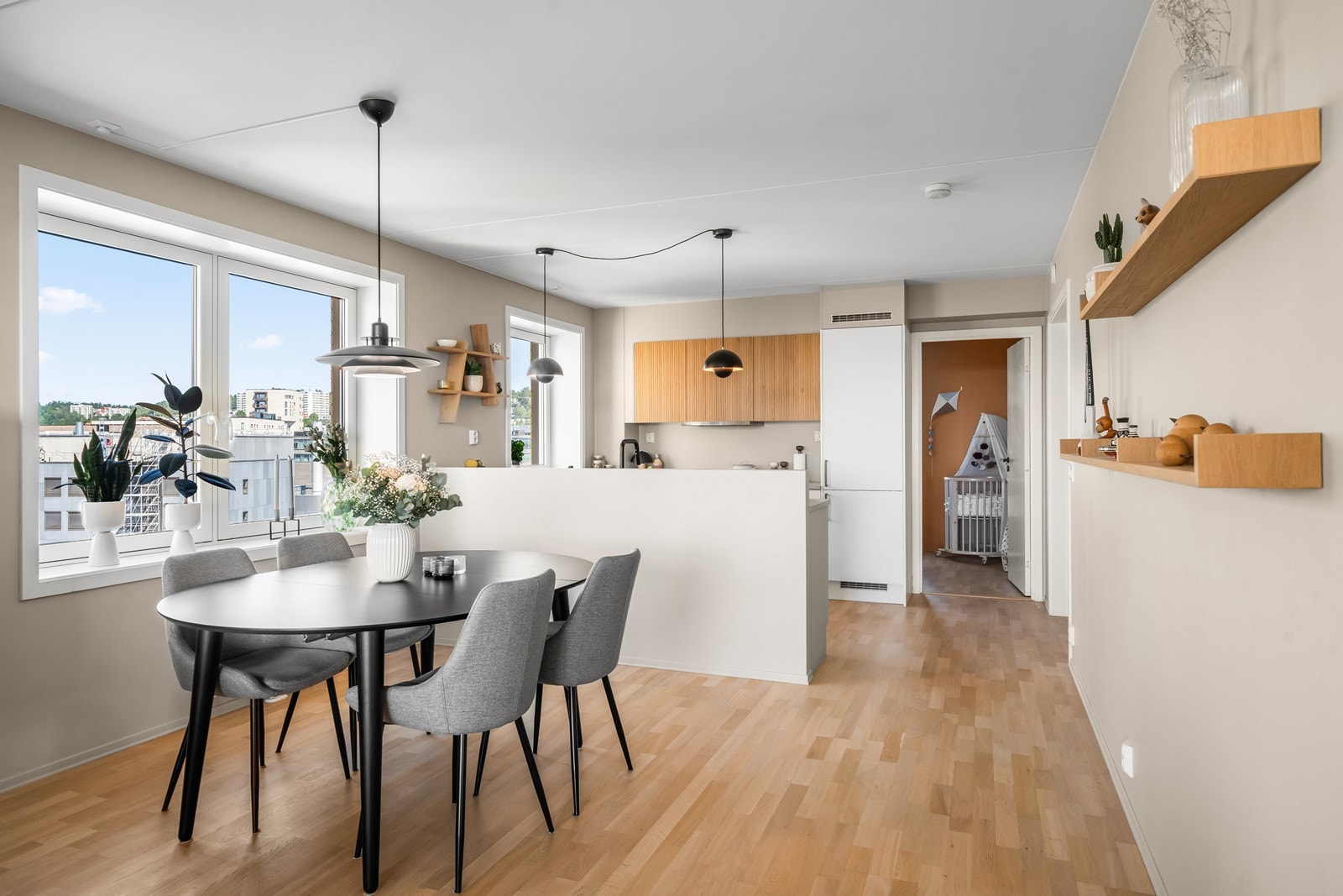 Spisestue med store vindusflater og plass til langbord, perfekt for middager med venner og familie. Galleribilde