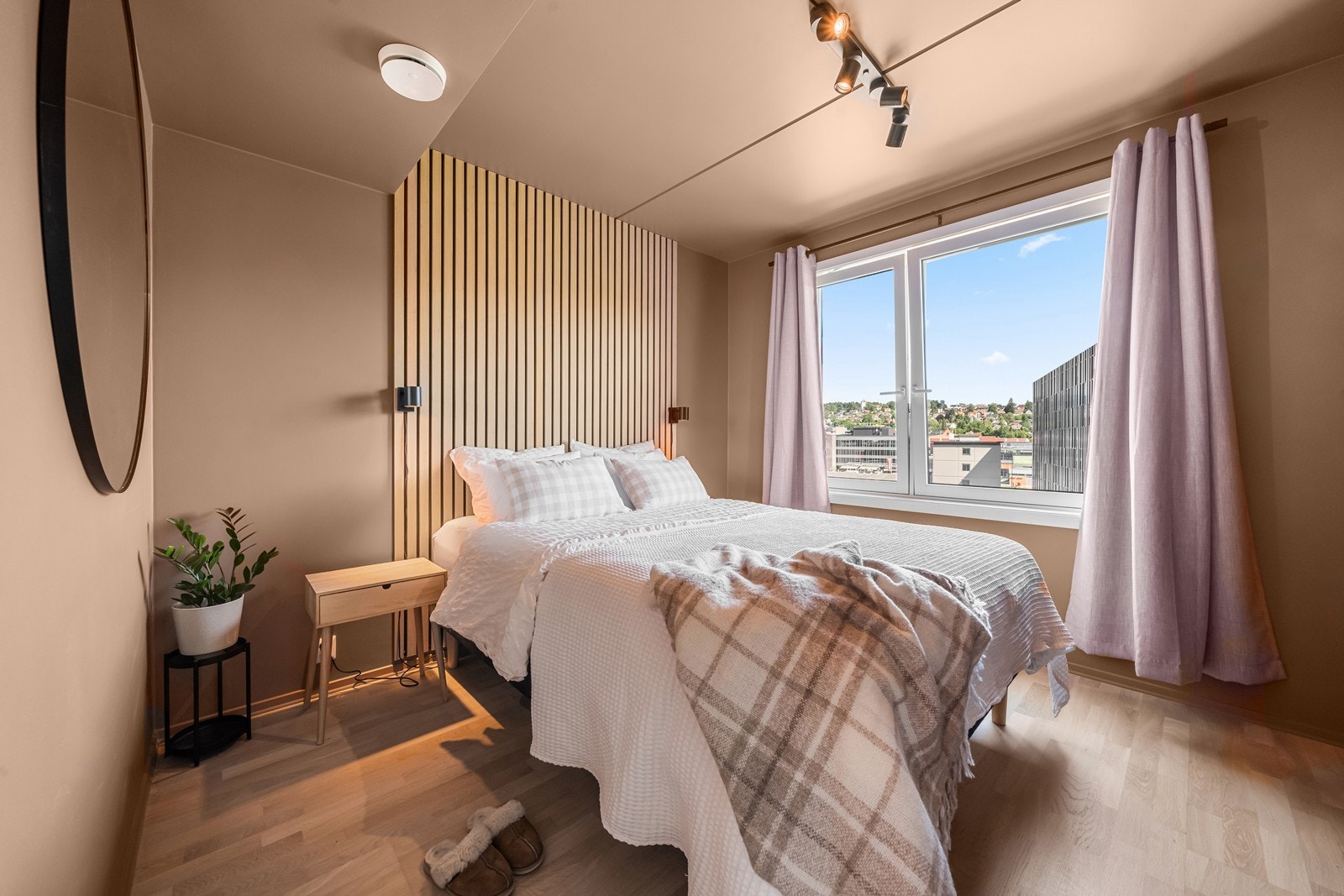 Hovedsoverom med plass til dobbeltseng og garderobeskap, malt i lune toner for behagelig atmosfære. Galleribilde