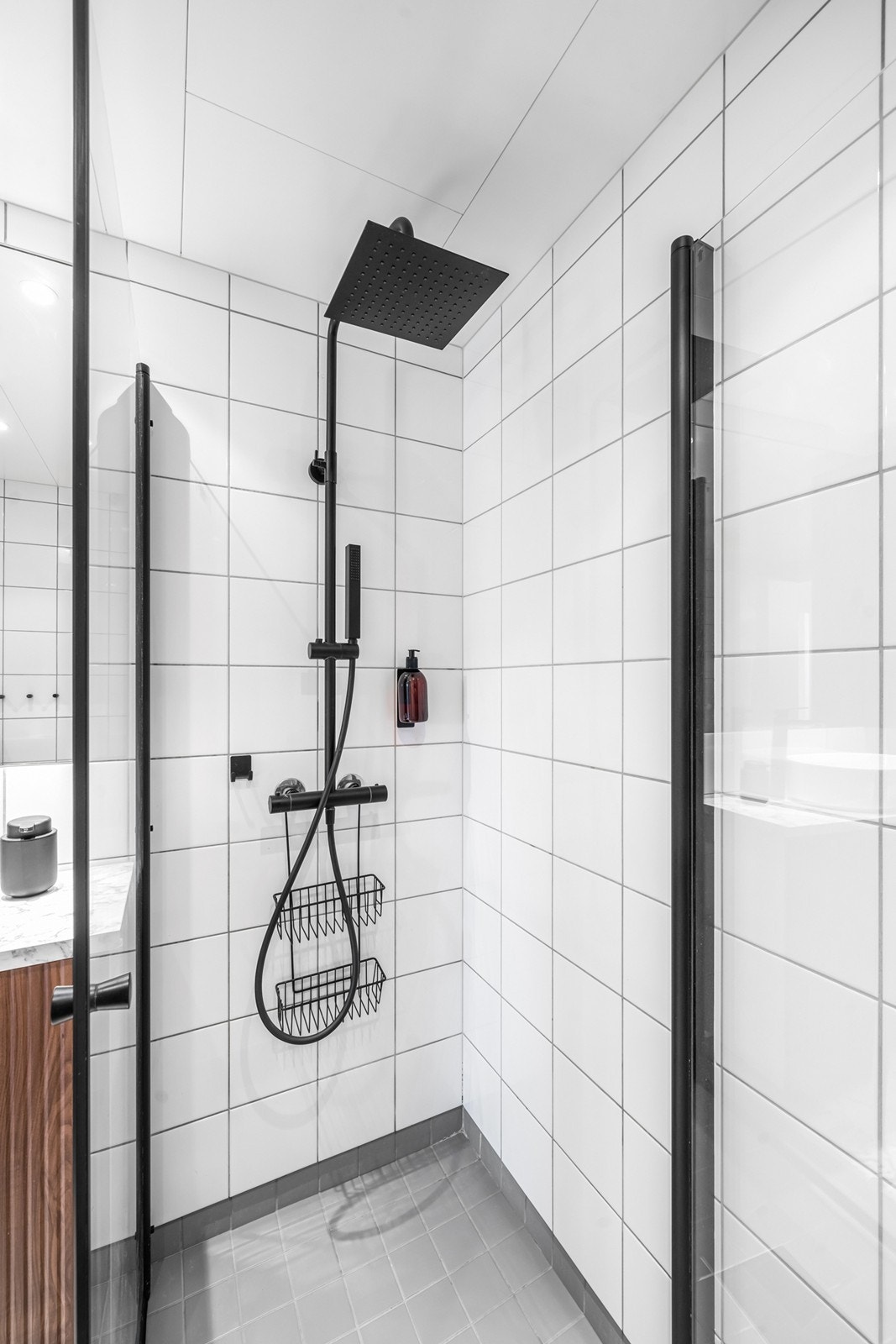 Dusjnisje med sorte detaljer og glassdører gir badet en eksklusiv og moderne følelse. Galleribilde