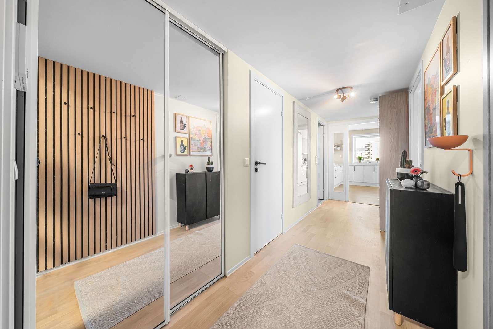 Entréen har speilskyvedørsgarderobe og god plass til yttertøy og sko. Galleribilde