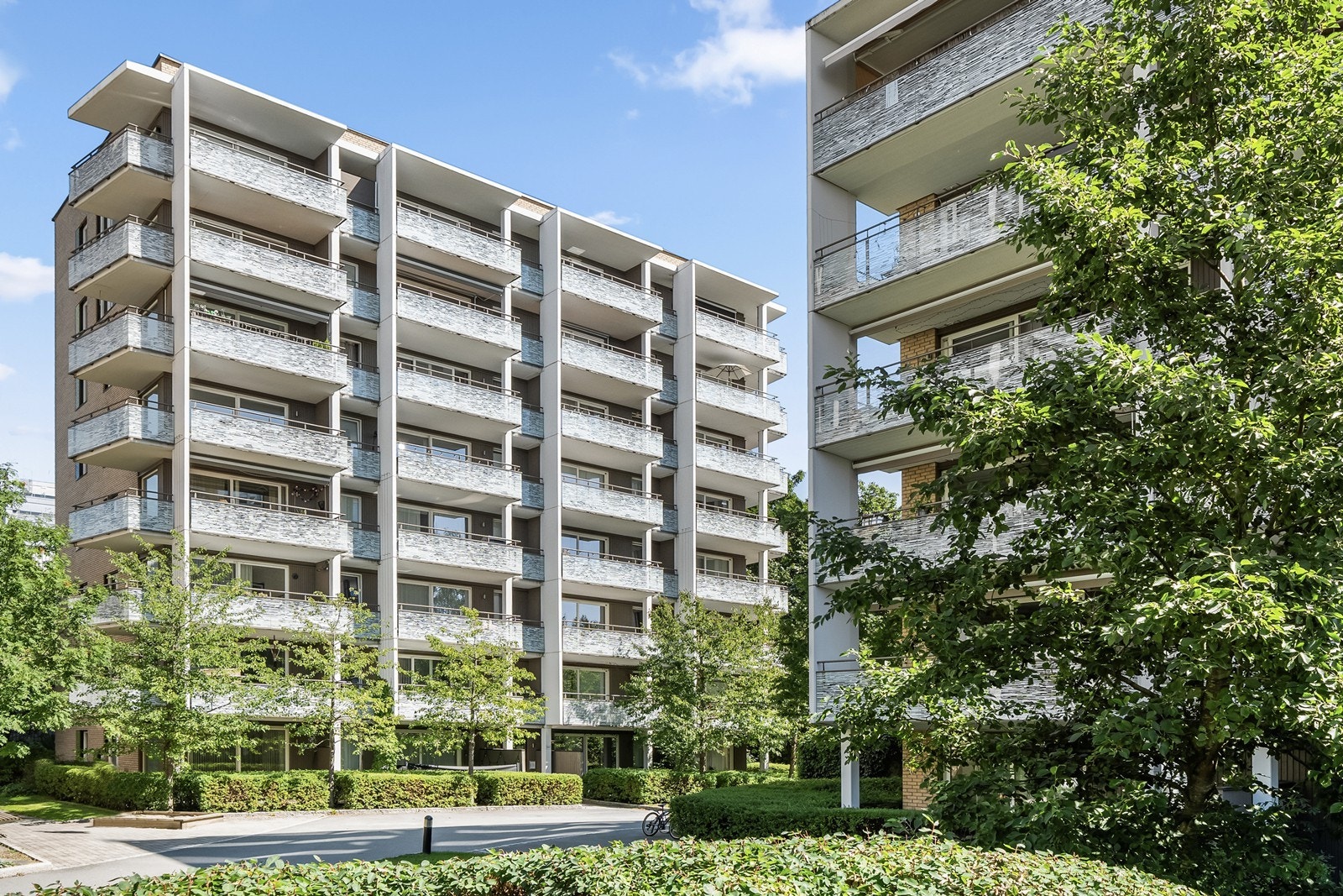 Bygningen fra 2013 har moderne arkitektur, solide betongkonstruksjoner og flotte grønne fellesområder. Galleribilde