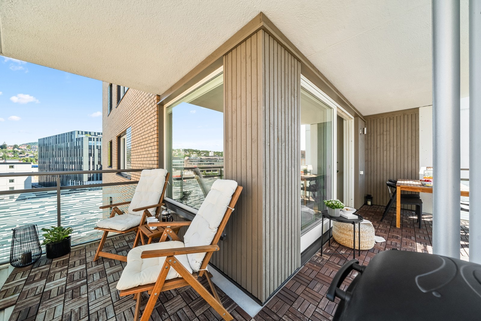 Balkongen på 15,4m² gir god plass til både lounge og spiseplass ute. Galleribilde