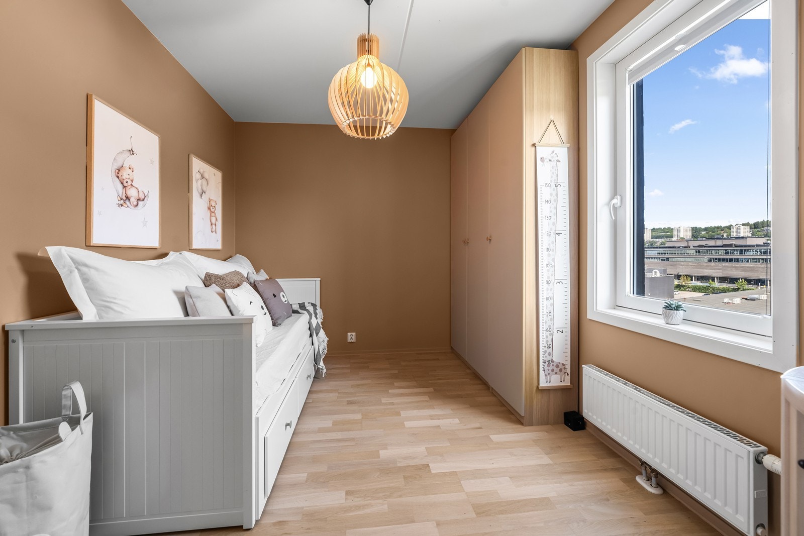 Soverom 2 er ideelt som barnerom, gjesterom eller hjemmekontor, med stor garderobe og god planløsning. Galleribilde