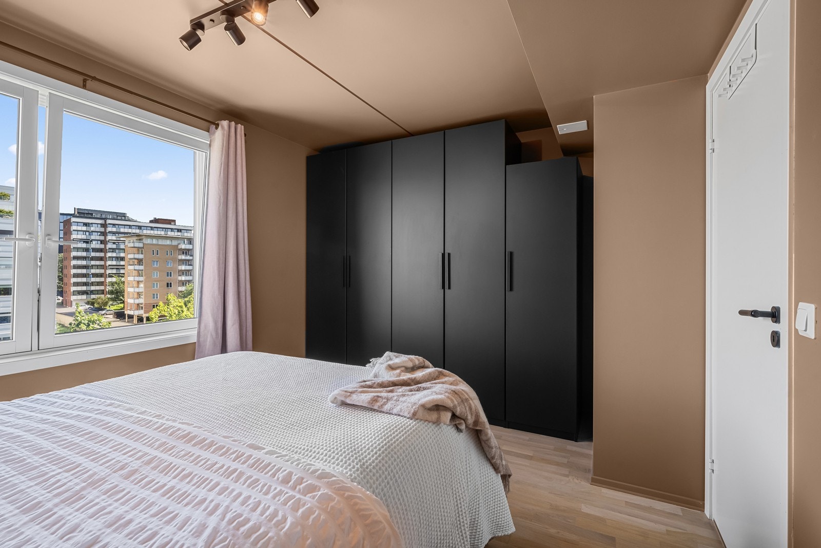 Stort garderobeskap i hovedsoverommet gir rikelig med oppbevaringsplass og orden i hverdagen. Galleribilde
