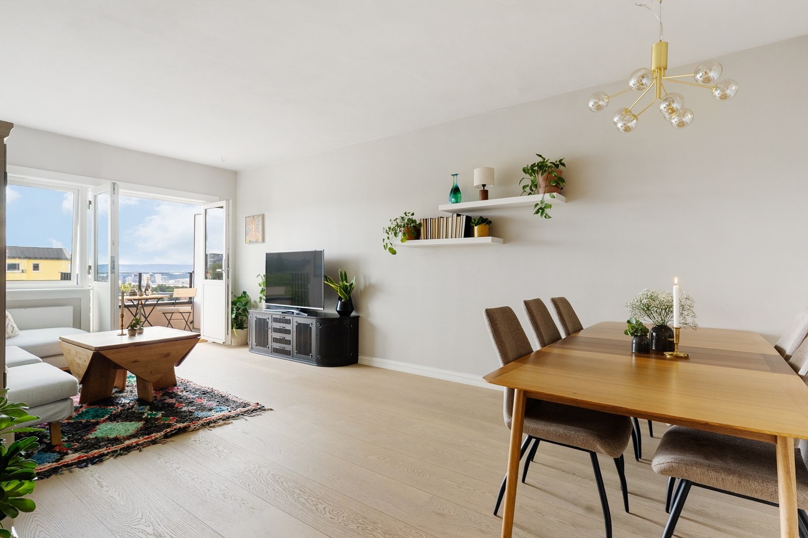 Boligen har en stor og sosial stue som fort blir boligens hjerte! Her kan dere enkelt samle familie og venner til hyggelige lag! Galleribilde