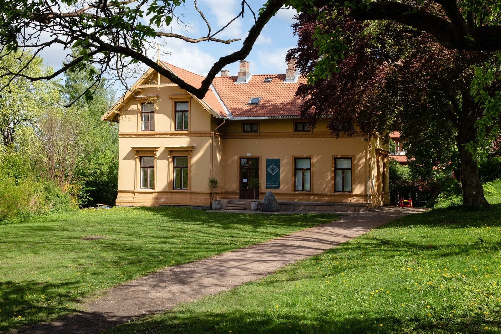 I "bakgården" finner du Billedkunstnerparken og Villa Furulund. Det er mulig å besøke galleriet i deres åpningstider. Galleribilde