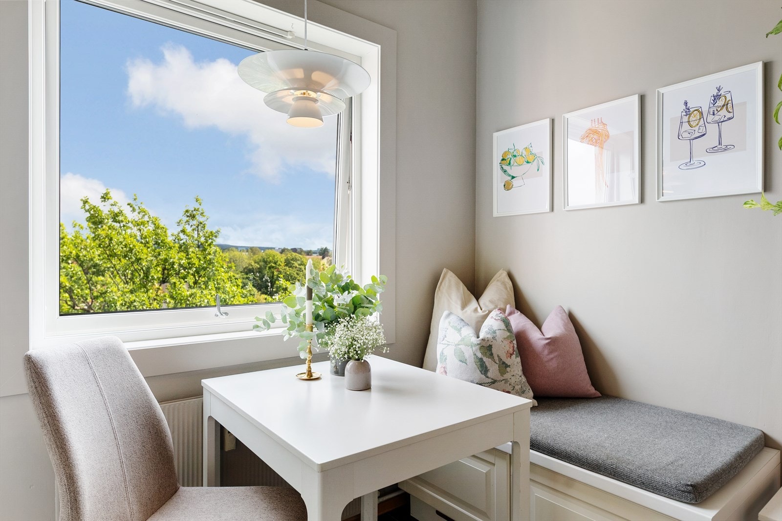 Ved vinduet er det en svært hyggelig spiseplass. Galleribilde