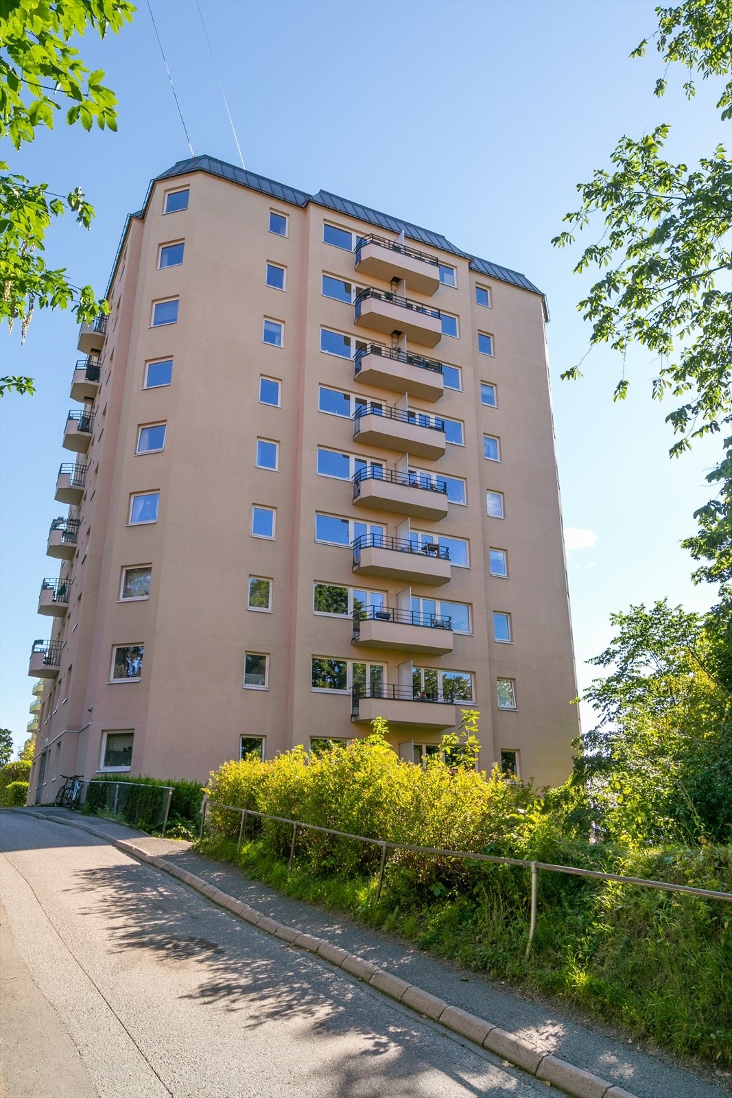 Fra svært grønne og hyggelige fellesareal er det enkel adkomst via heis til leiligheten som ligger i 9. etasje. Galleribilde
