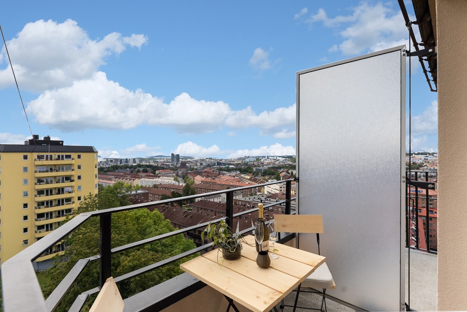 Balkongen ligger høyt og fritt i 9.etg med fantastiske sol- og utsiktsforhold. Med plass til bord og stoler, kan de varme dagene tilbringes her ute! Galleribilde