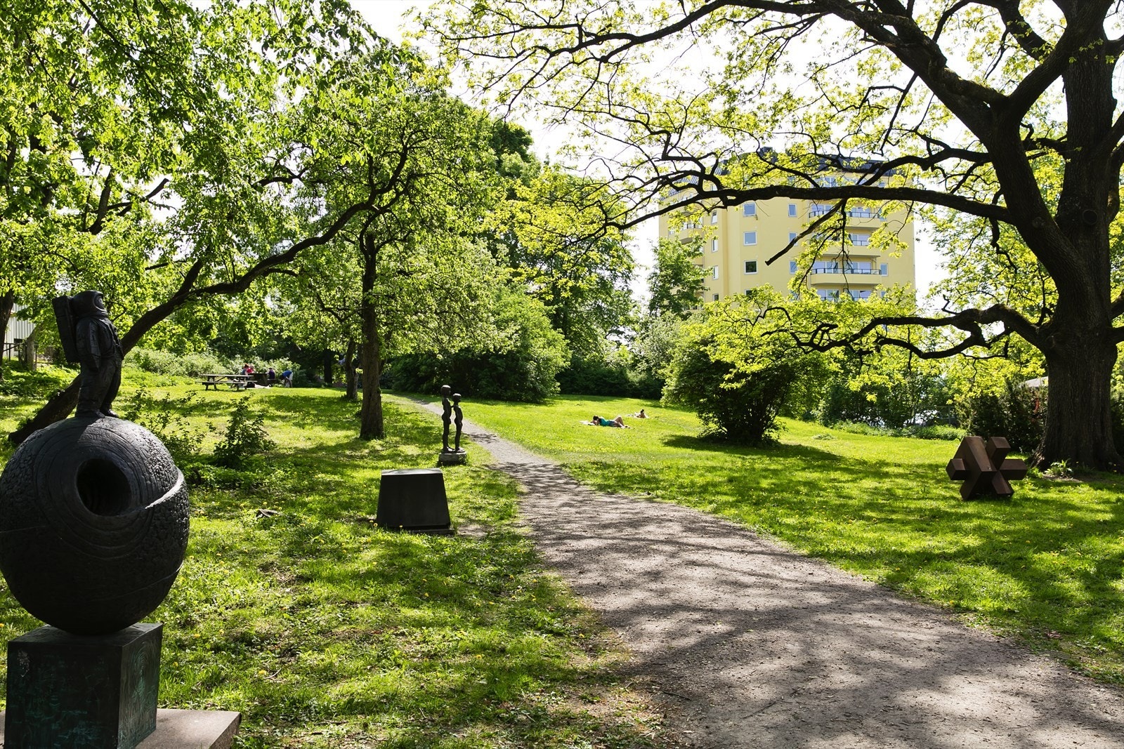 Du trenger ikke gå lenger enn ut av døren for å finne et sted å slappe av. Parken rett utenfor fungerer som en hage hvor små og store kan boltre seg. Galleribilde