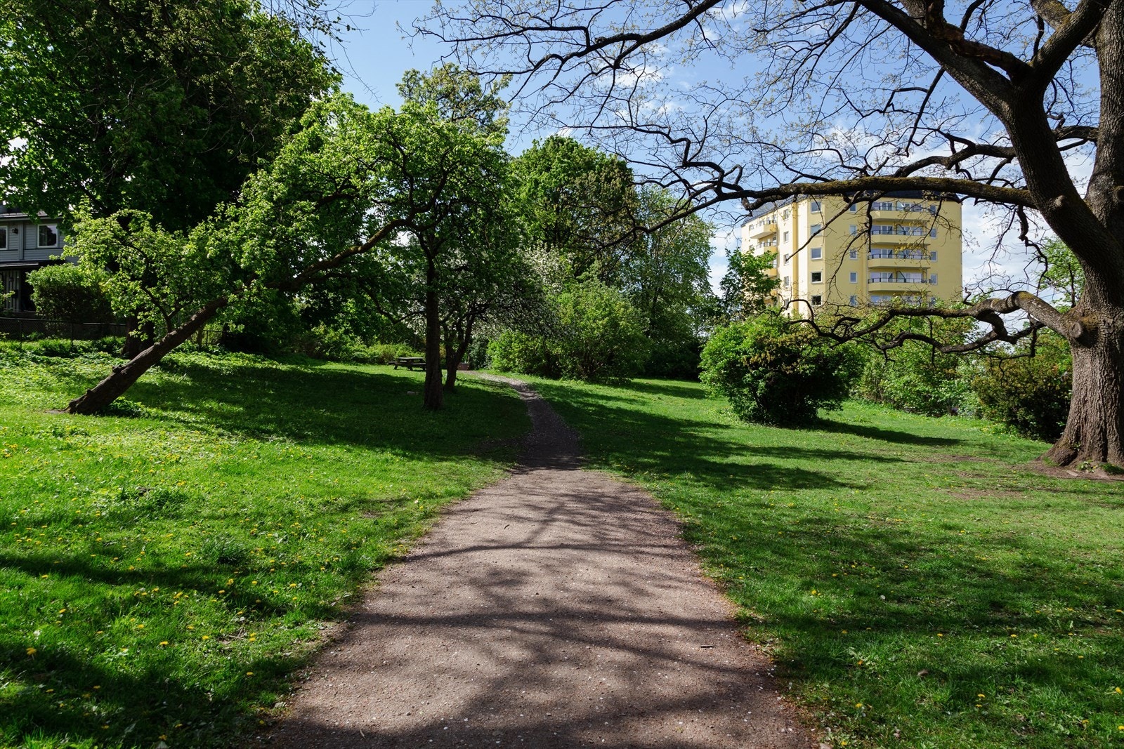 Rett utenfor døren finner dere en herlig park som er pent opparbeidet med gangstier, gressplen og benkeplasser! Galleribilde