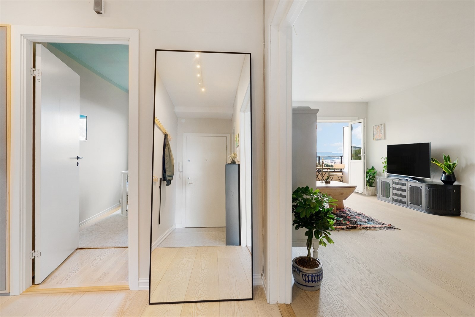 Vegg i vegg med hovedsoverommet ligger boligens andre soverom. Galleribilde