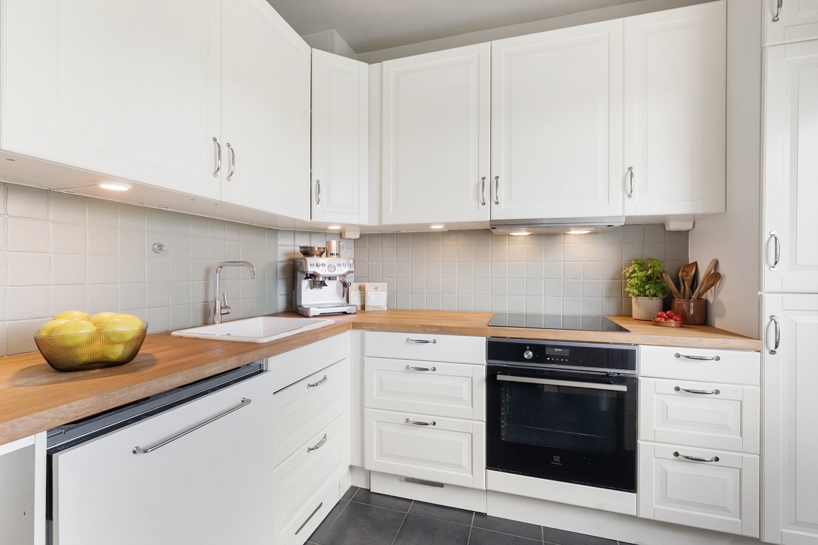 Kjøkkenrommet er romslig med plass til flere kokker. Innredningen er fra Ikea og byr på godt med oppbevaringsplass i skuffer og skap. Galleribilde