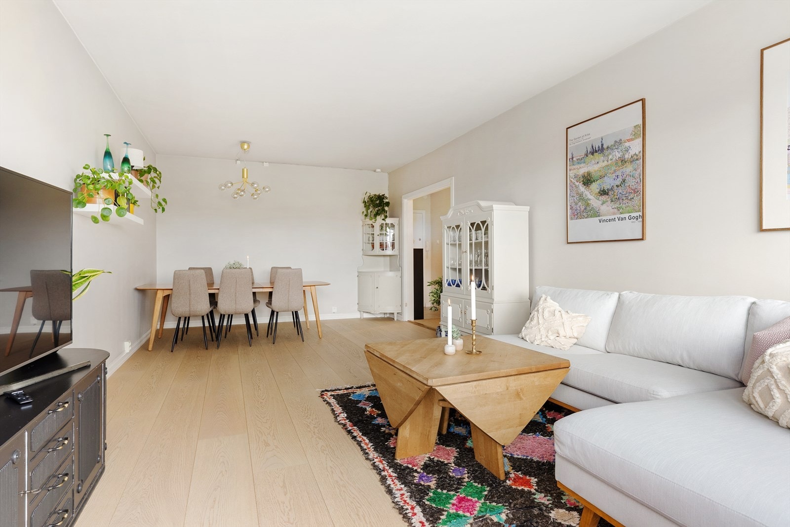 Dagens eiere har selv satt stor pris på at det er plass til stort spisebord, i tillegg til en stor hjørnesofa med bord. Her kan dere enkelt samle familie og venner til hyggelige lag! Galleribilde