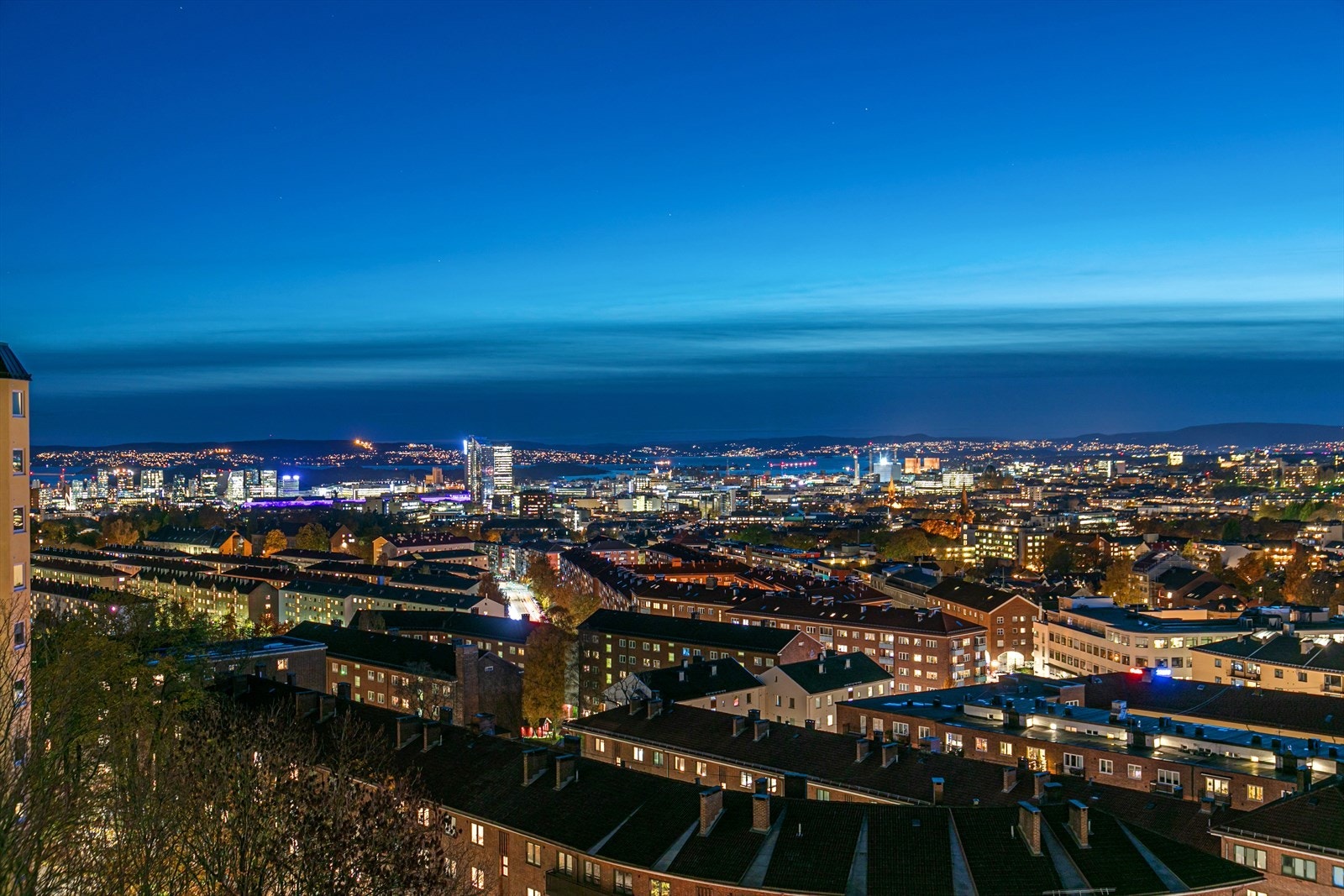 På kveldstid lyser byen opp! Galleribilde