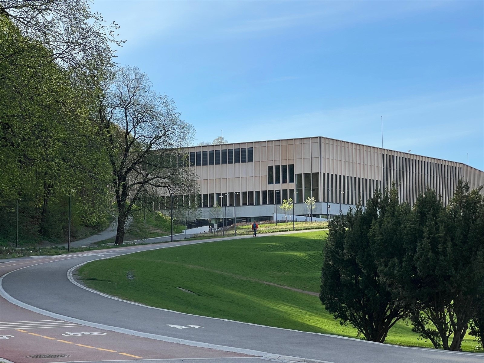 I januar åpnet det nye Tøyenbadet som ligger kun en gåtur unna. Opplev nye Tøyenbadet i Oslo, et av Norges største badeanlegg med innendørs og utendørs bassenger. Galleribilde