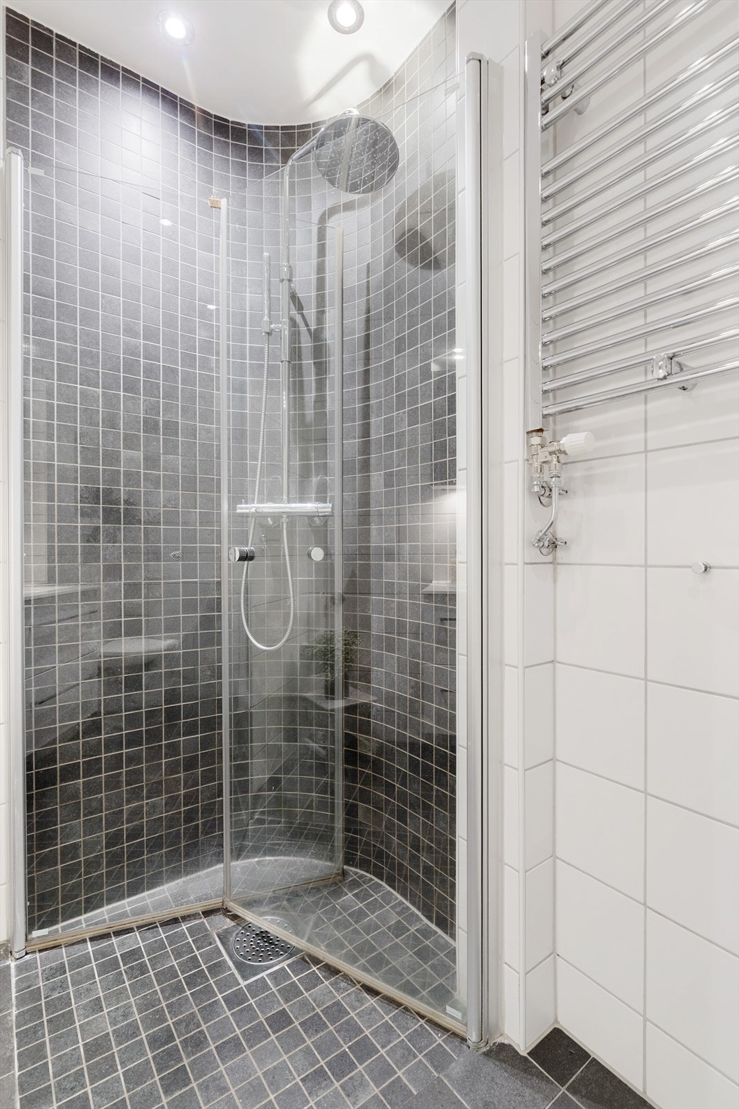 Her får dere alt dere trenger med dusjhjørne med glassdører, baderomsinnredning med glatte, folierte fronter og heldekkende servant, speilskap og veggmontert toalett. Det er også opplegg for vaskemaskin på badet. Dette er et deilig sted å starte dagen! Galleribilde