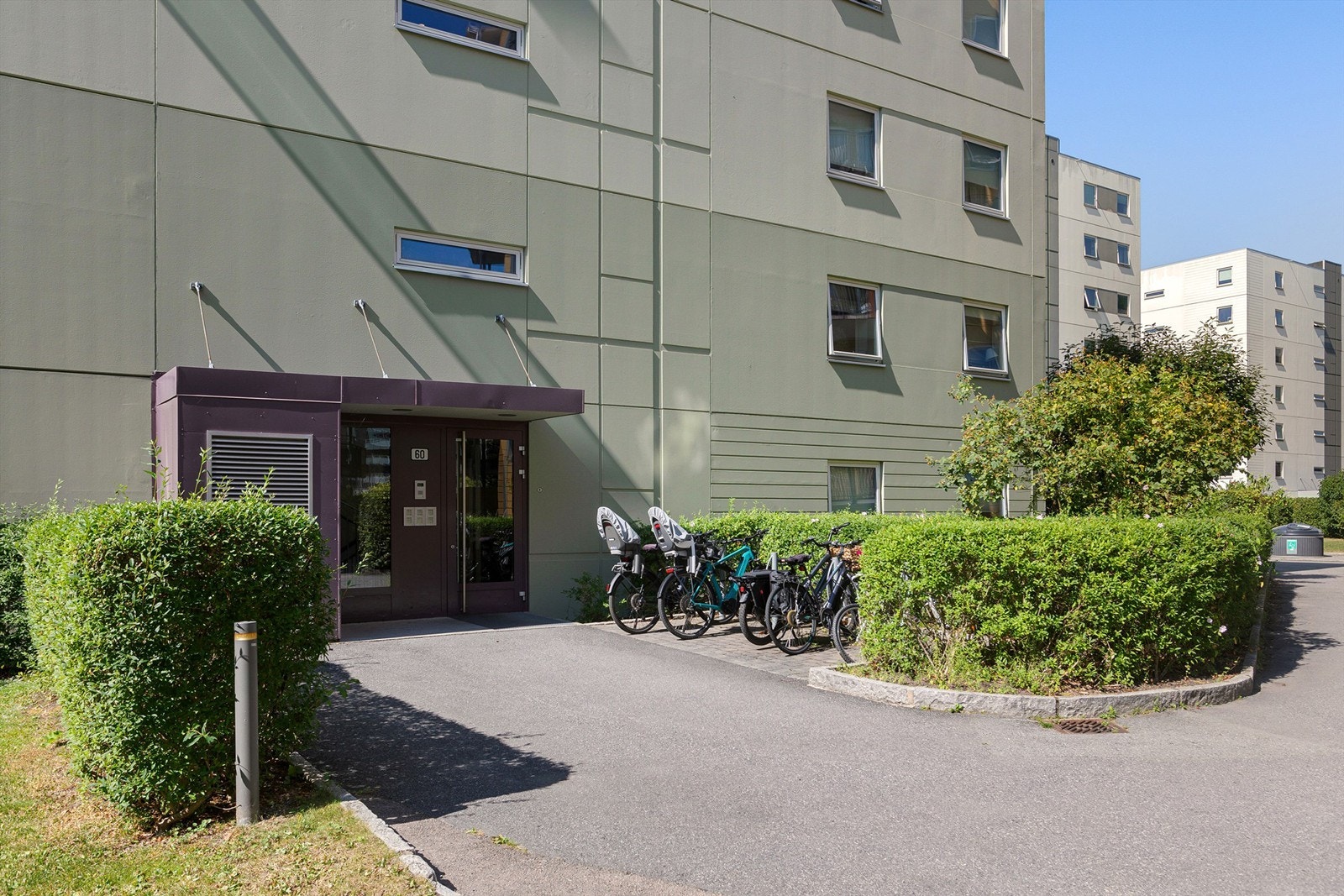 Inngangsparti - praktisk med sykkelstativ utenfor Galleribilde