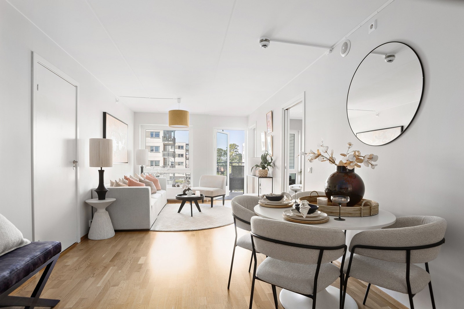 Stue med plass til sittegruppe og spiseplass Galleribilde