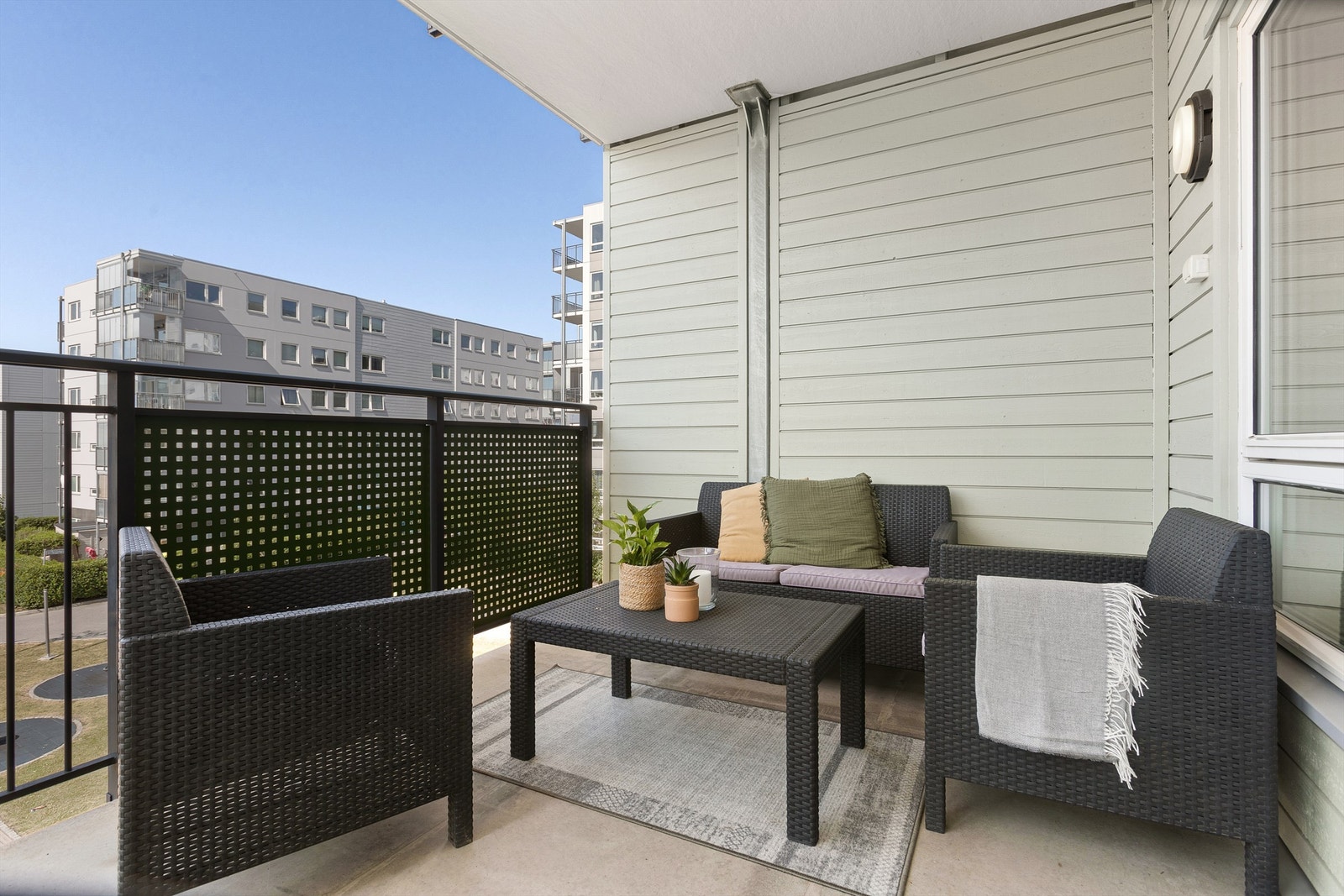 Balkongen har god plass til sittegruppe og gassgrill Galleribilde