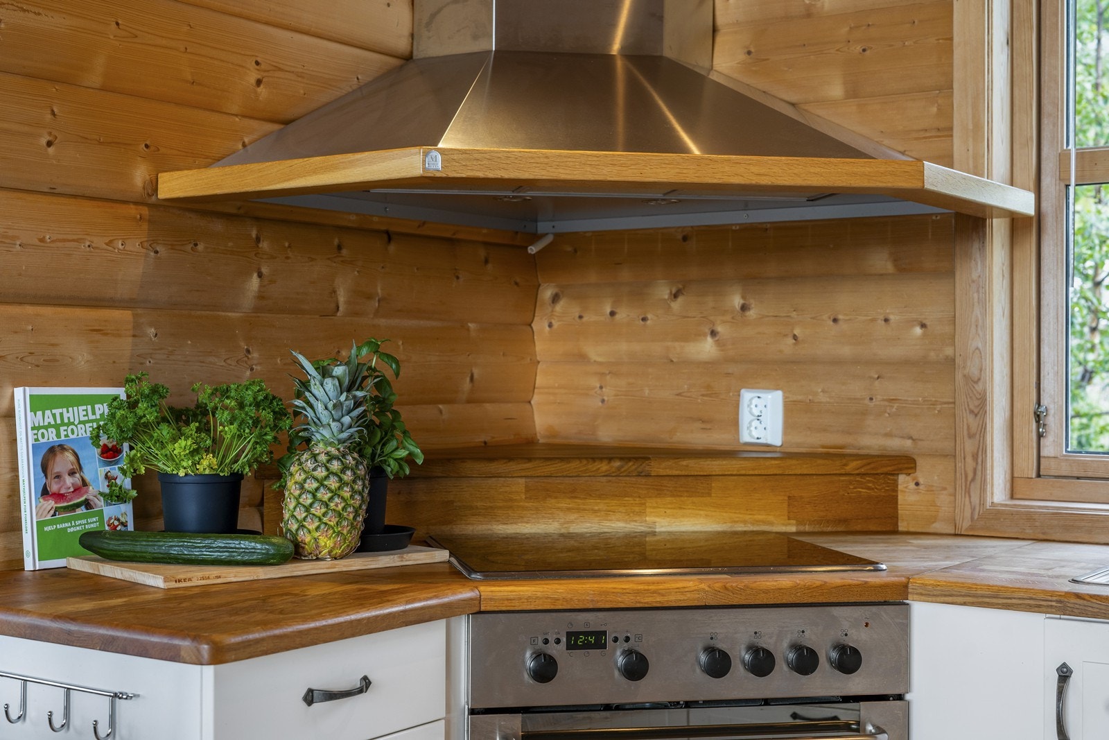 Kjøkkenet er utstyrt med Int. hvitevarer (komfyr/platetopp/kjøl/frys/oppvaskmaskin) Galleribilde