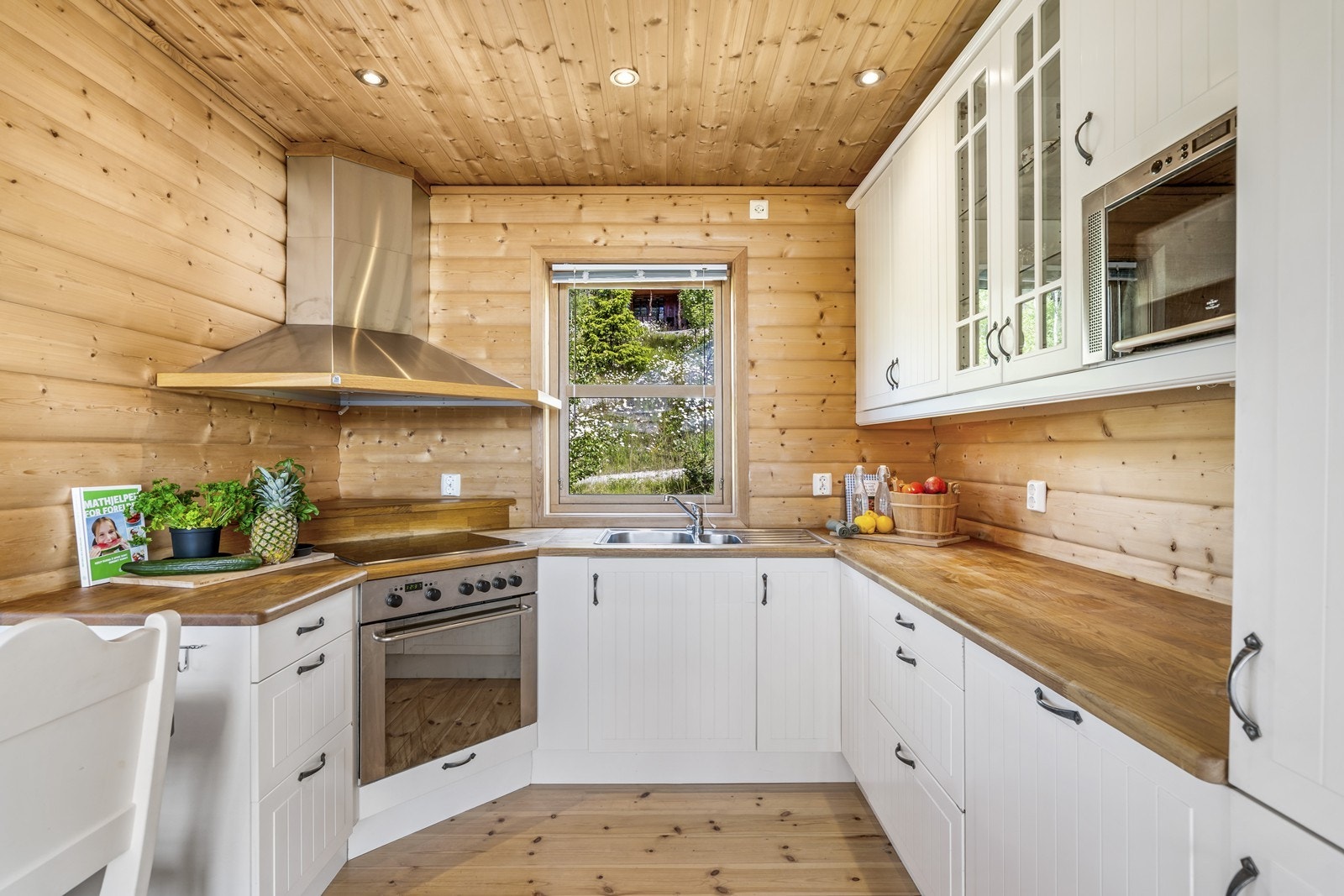 Kjøkken med god skap- og benkeplass Galleribilde