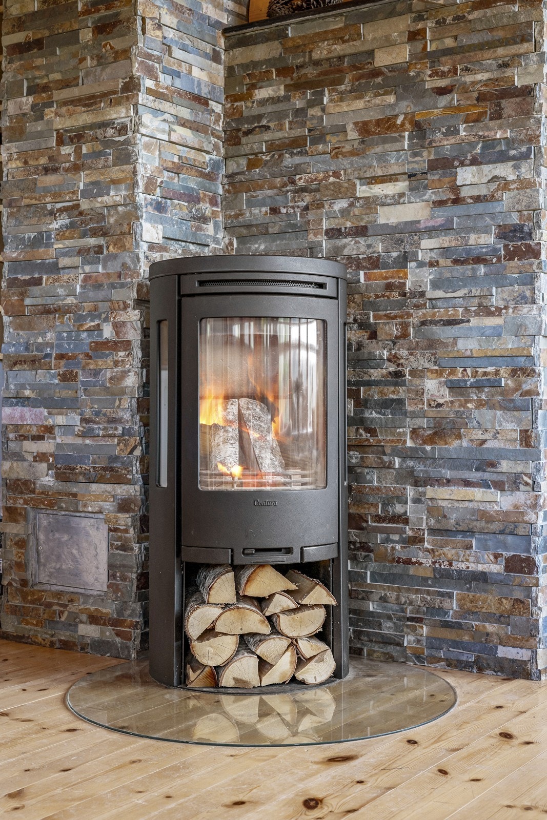 Herlig vedovn fra Contura som kan nytes kalde høst- og vinterkvelder Galleribilde