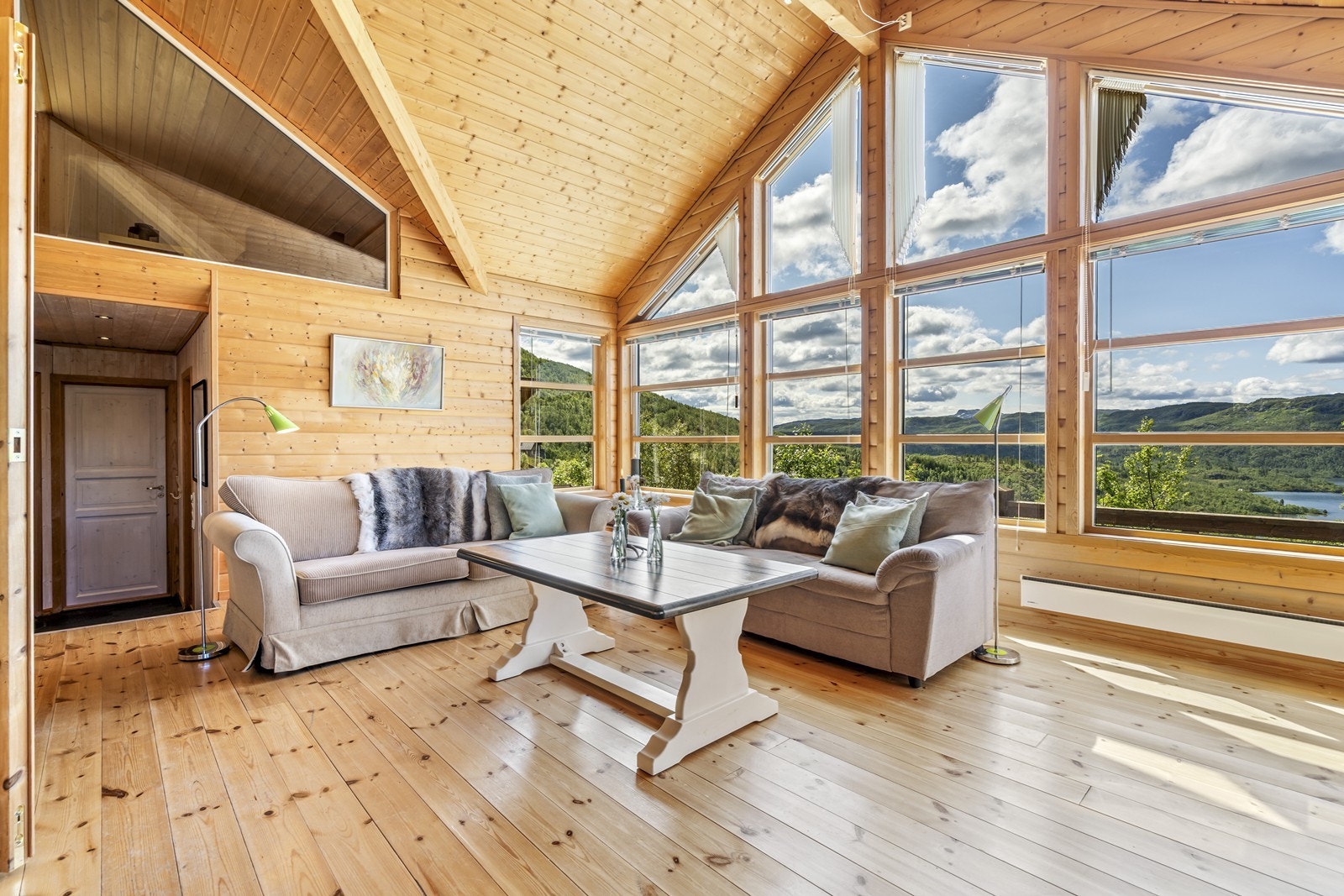 Den høye himlingen og store panorama gir en herlig følelse i stuen Galleribilde