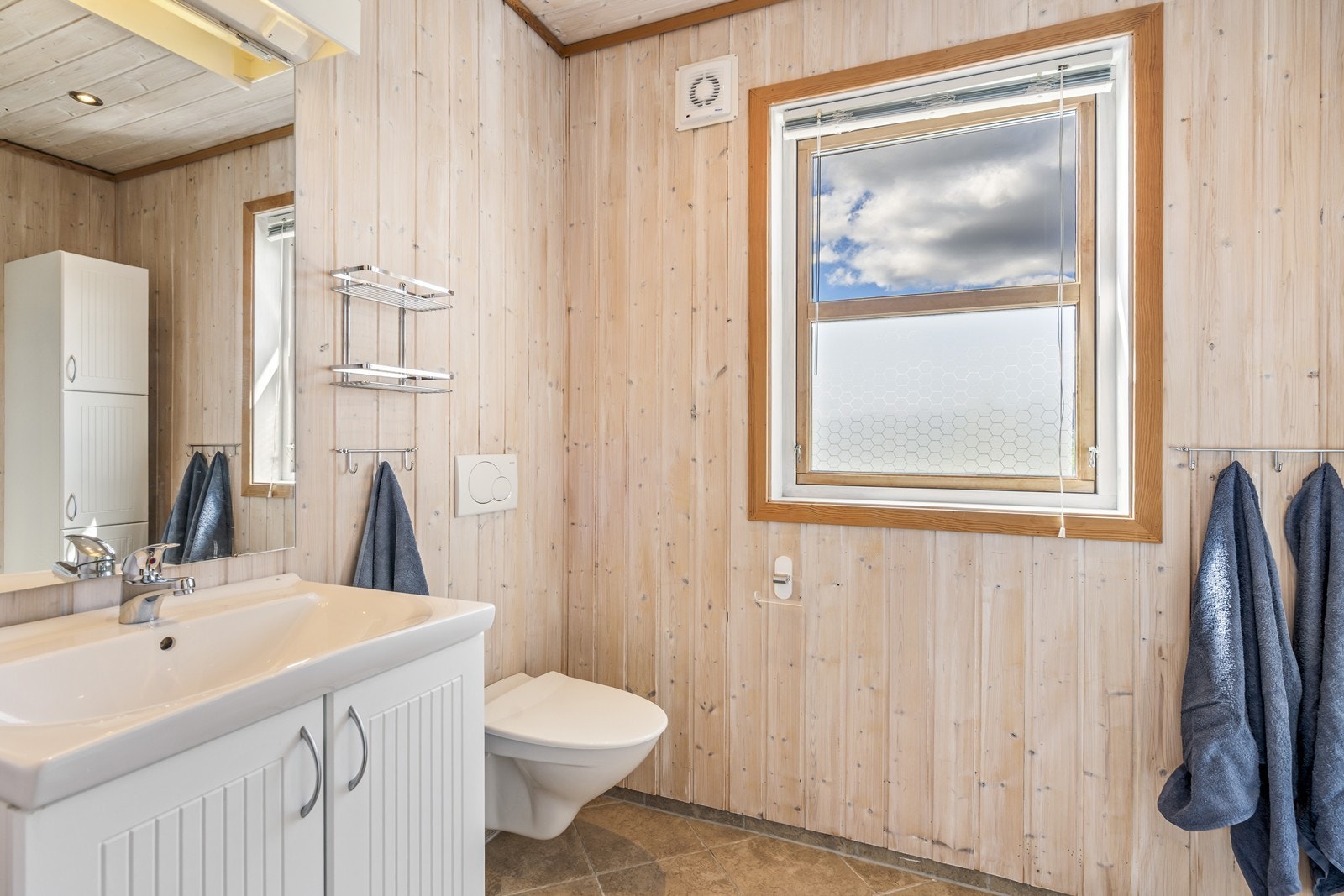 Stort baderom med god vaskeseksjon, vegghengt wc og dusj Galleribilde