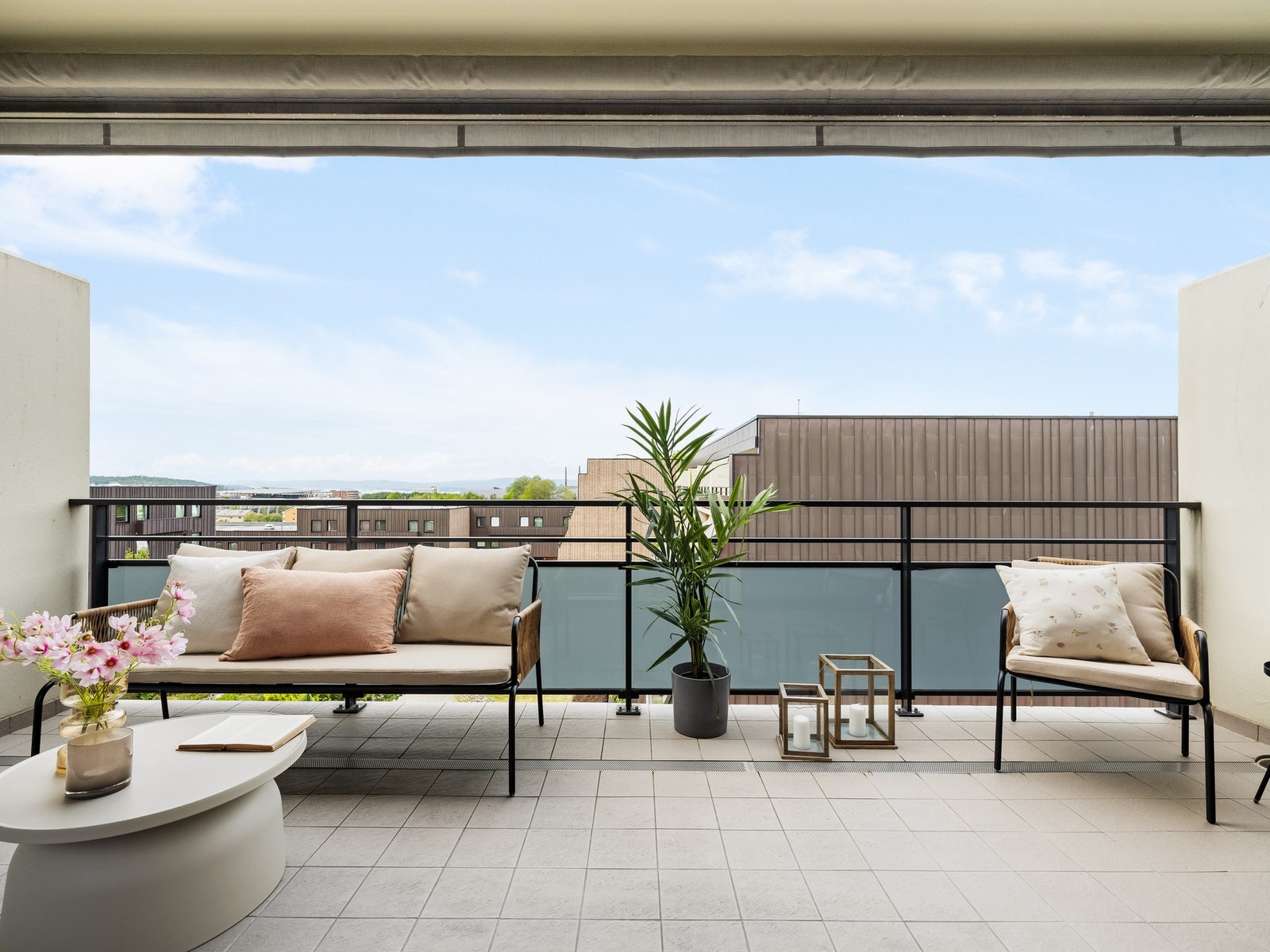 Dette er en pen og romslig 3-roms beliggende på Ulven. Galleribilde