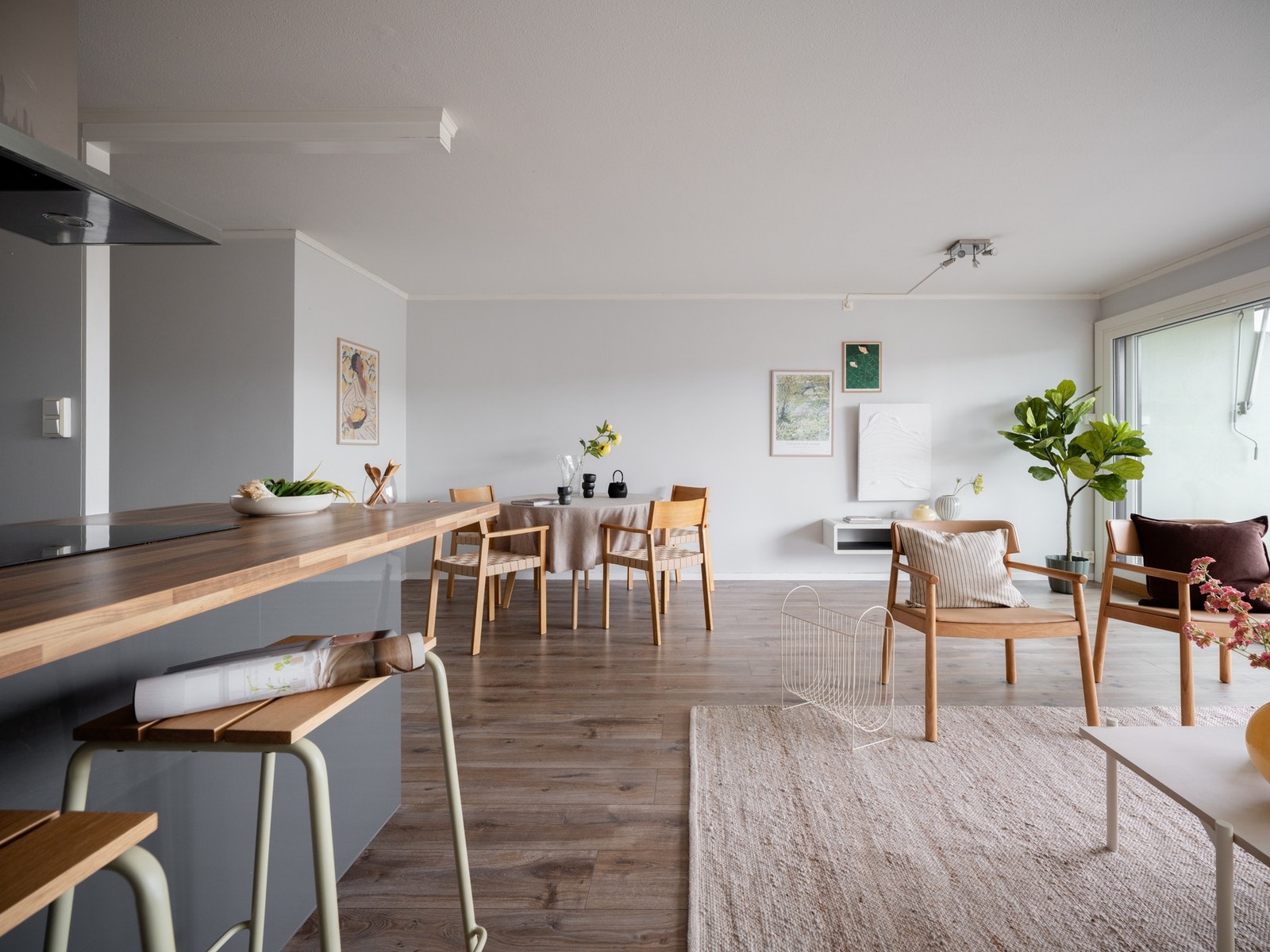 Kjøkkenets utforming gir en naturlig soneinndeling på rommet. Galleribilde