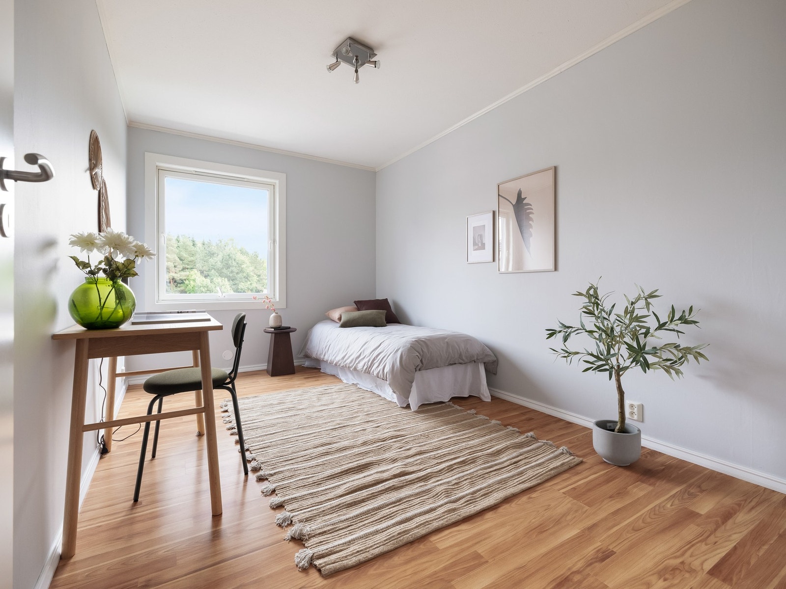 Det andre soverommet har også plass til seng, kontorpult og oppbevaringsmøblement. Galleribilde