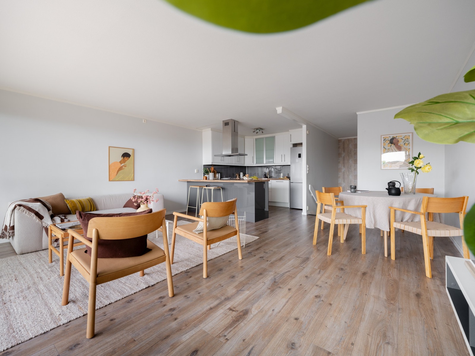 Kjøkkenet er i åpen løsning mot stuen, så her kan du enkelt underholde gjestene samtidig som du lager dagens måltider. Galleribilde