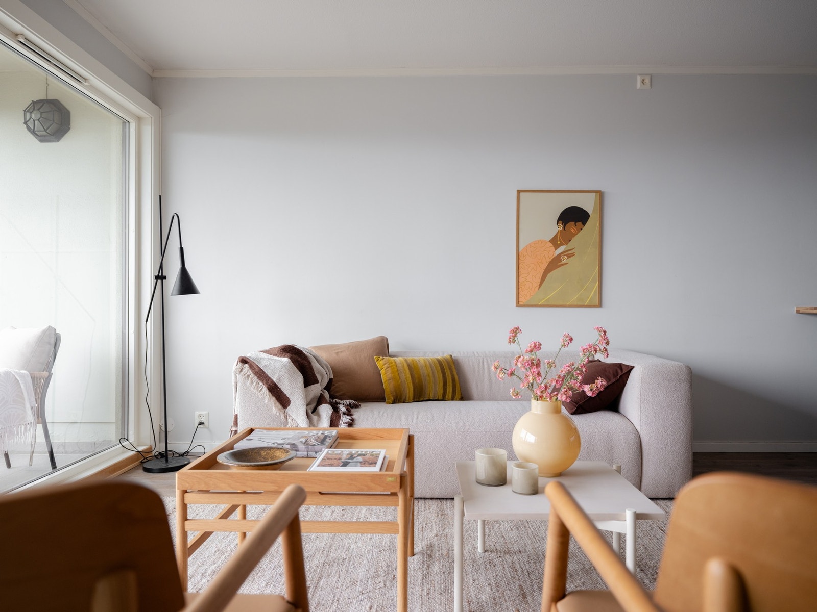 Stuen har fin plass for sofa, salongbord og tilhørende mediemøblement. Galleribilde