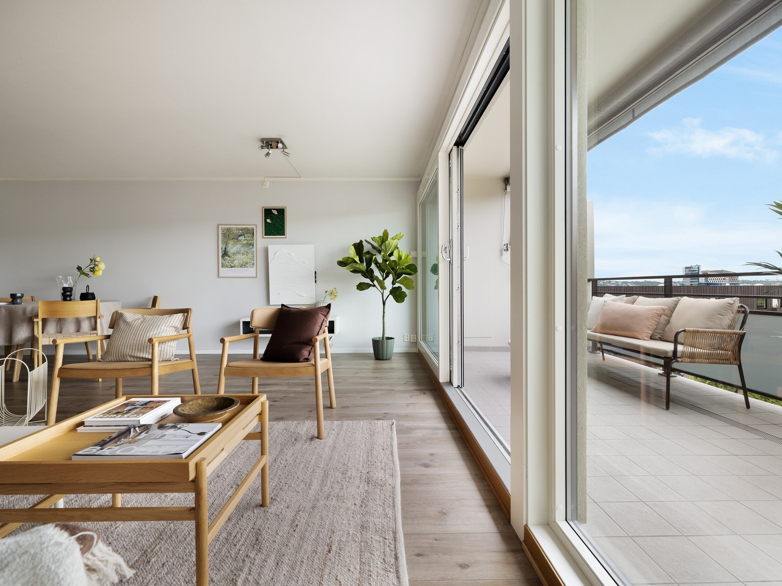 Skyvedøren ut til balkongen kan åpnes helt opp og gir med det en forlengelse av stuen hvor døren stort sett vil stå åpen på sommertid. Galleribilde