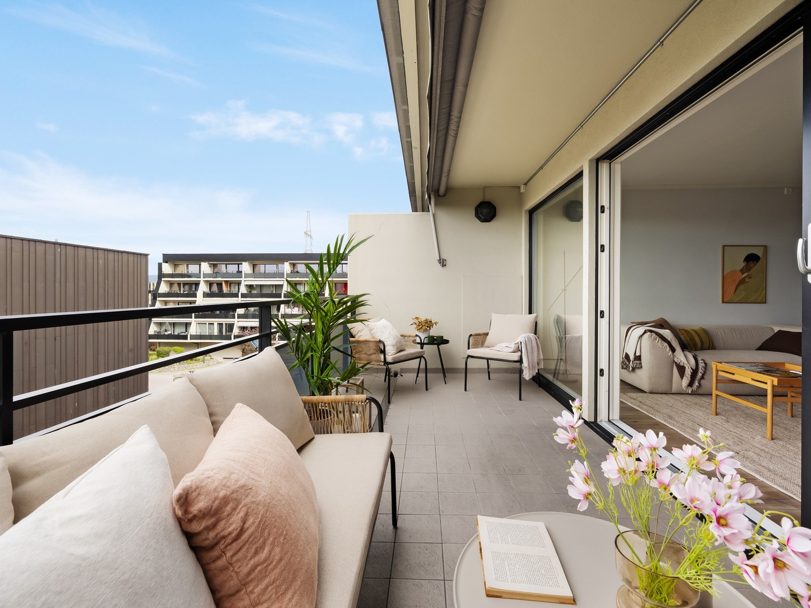 Uteplassen har fin plass for flere møbleringssoner, og det er tillatt med grill (el- og gassgrill). Her kan du enkelt lage måltidene utendørs. Galleribilde