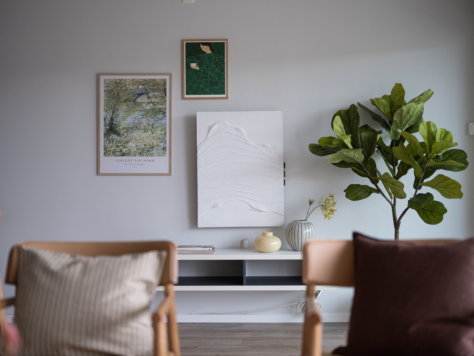 Overflatene er malt i lyse fargevalg og har laminat på gulv. Galleribilde