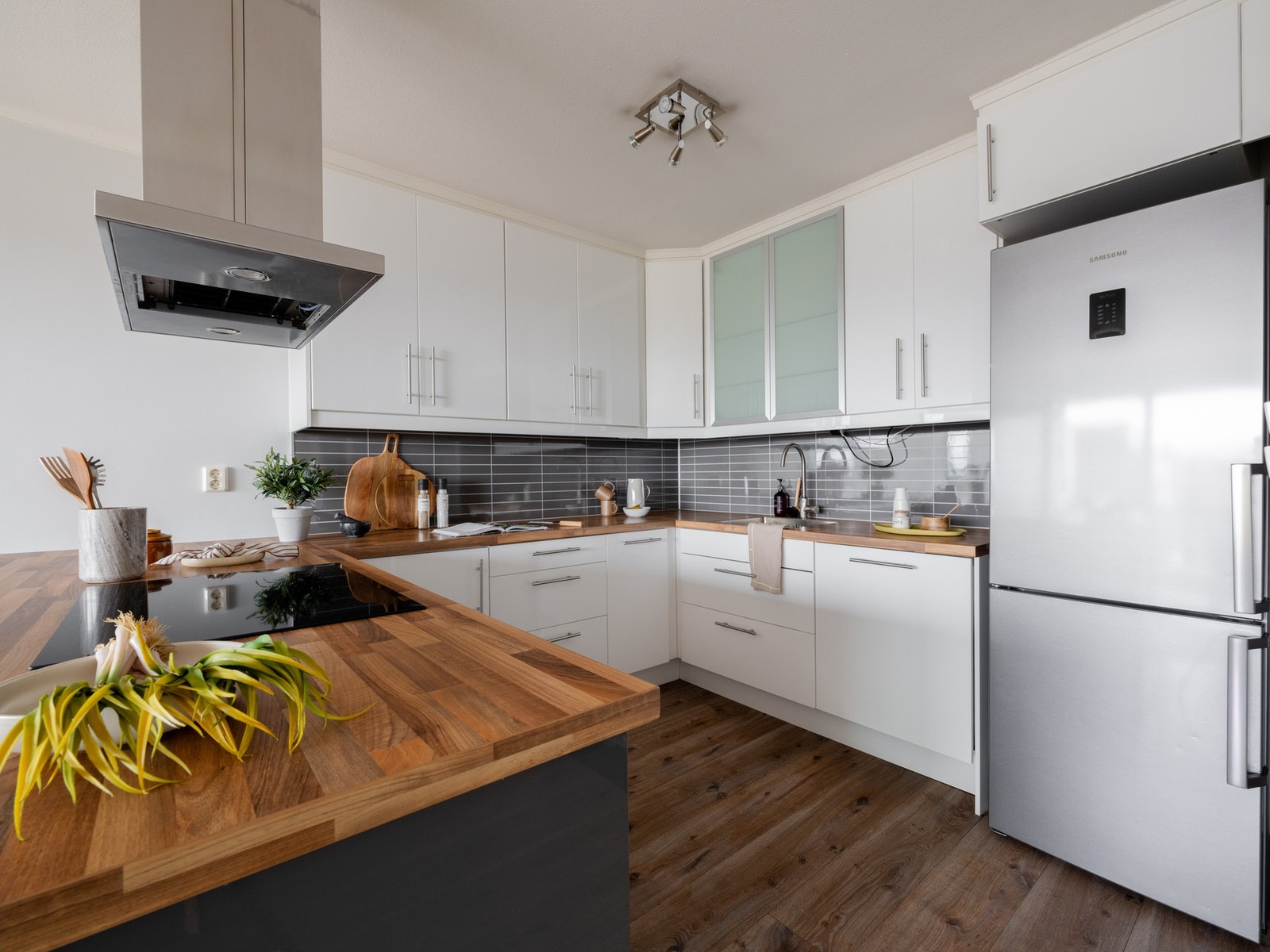 Lys kjøkkeninnredning fra IKEA med glatte fronter, laminat benkeplate og nedfelt oppvaskkum med armatur. Galleribilde