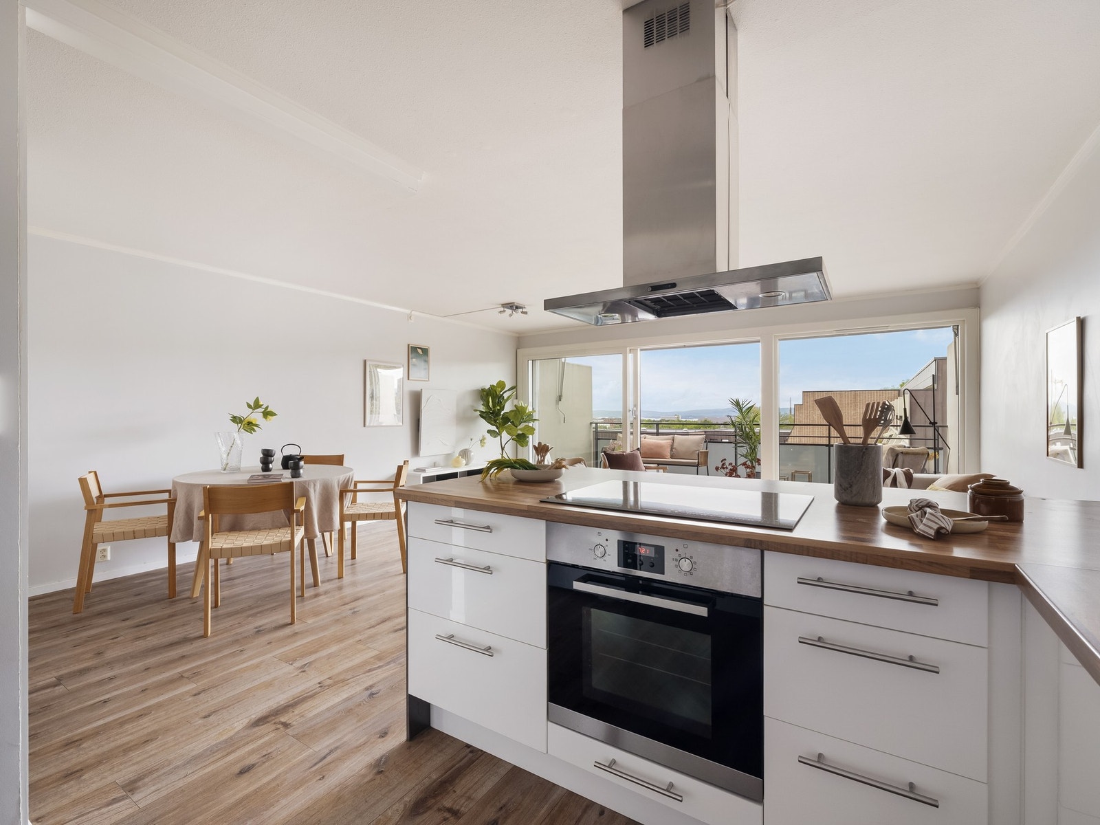 Uansett hvor du står i rommet vil du alltid kunne nyte av lysinnslippet og utsikten du får fra vindusflatene. Galleribilde