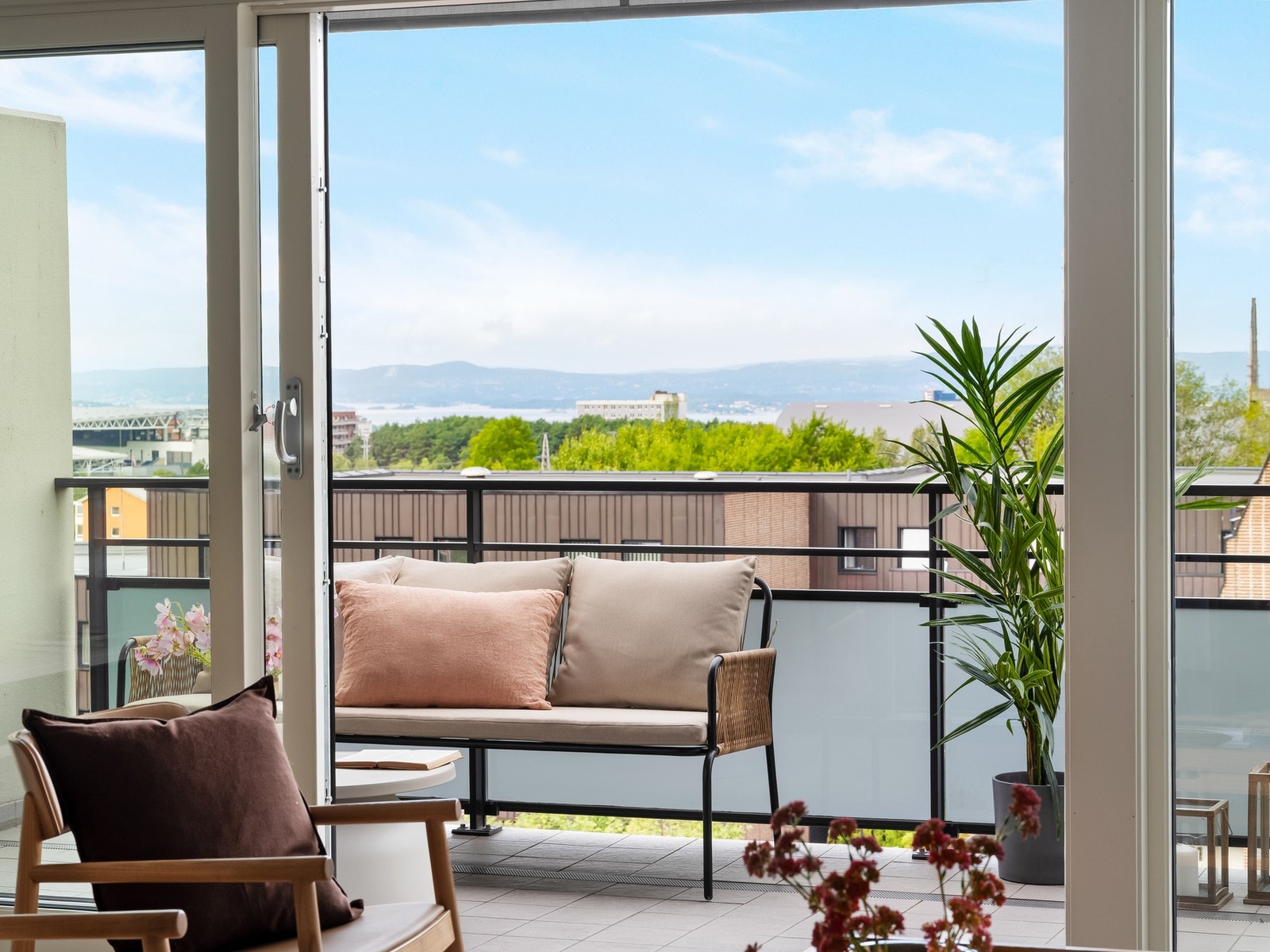 Flott utsikt fra stuevinduet og balkongen. Galleribilde