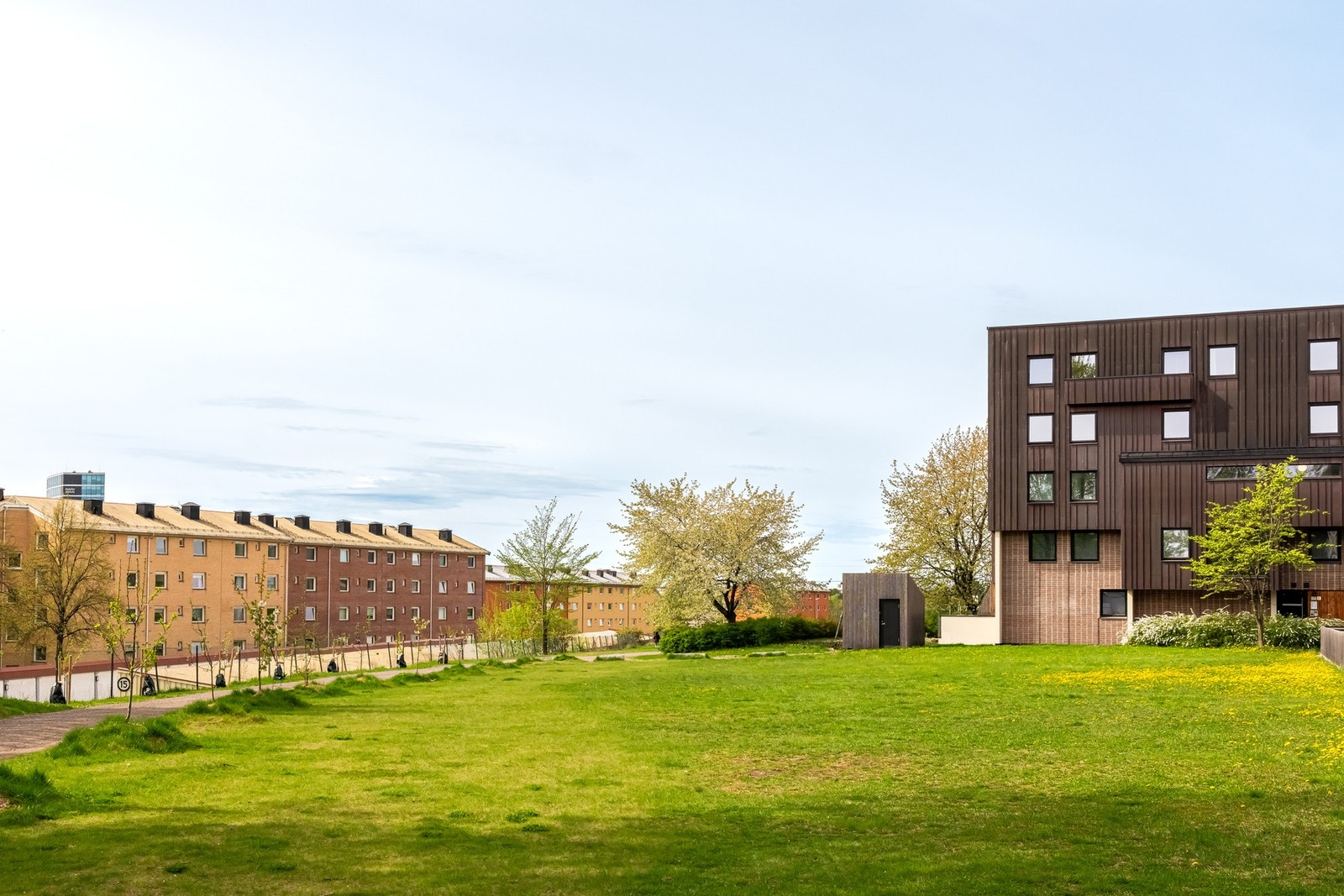 Området er pent opparbeidet med frodige grøntområder. Galleribilde