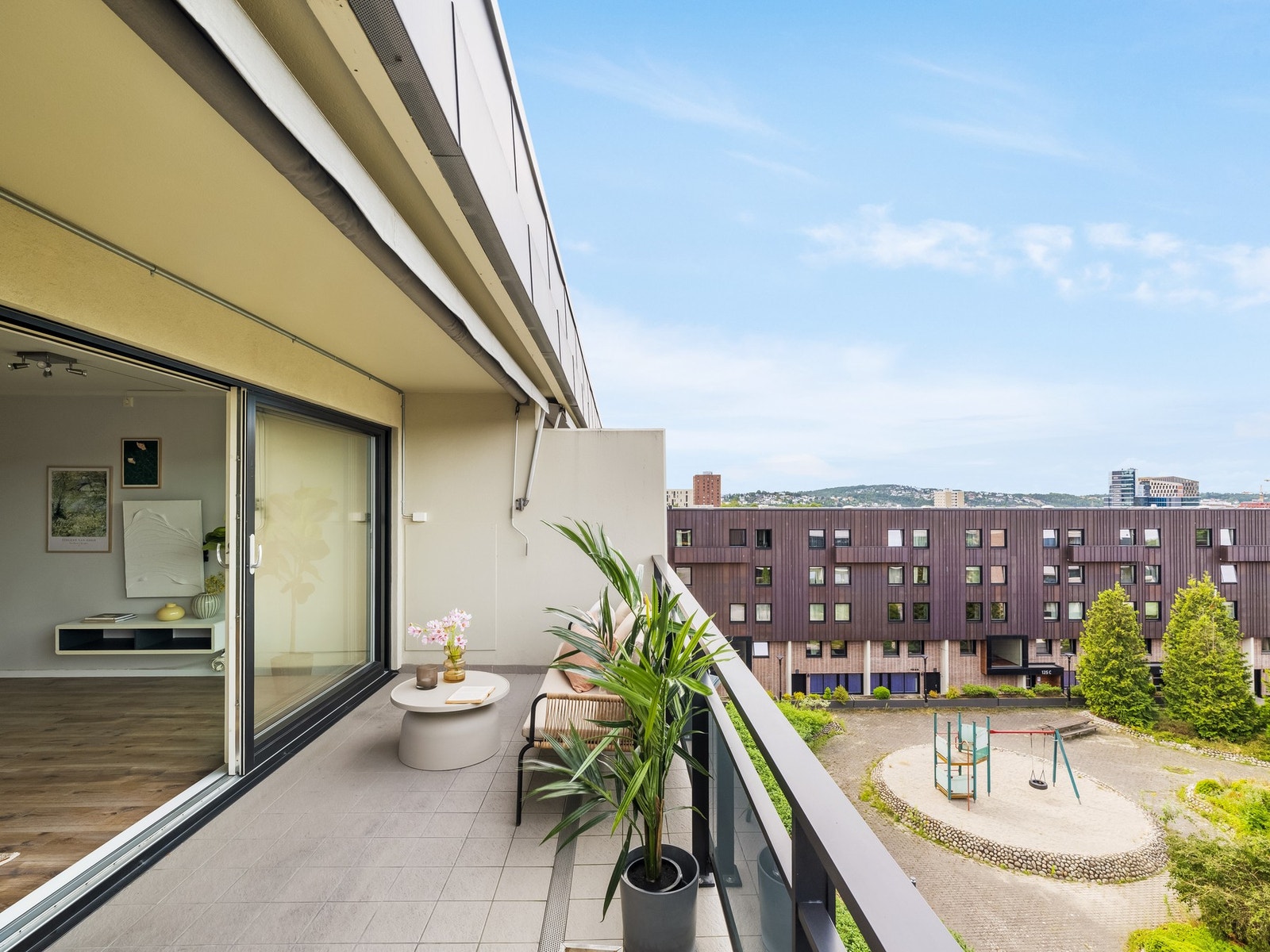 På balkongen er det montert en praktisk markise som kan benyttes ved behov. Galleribilde