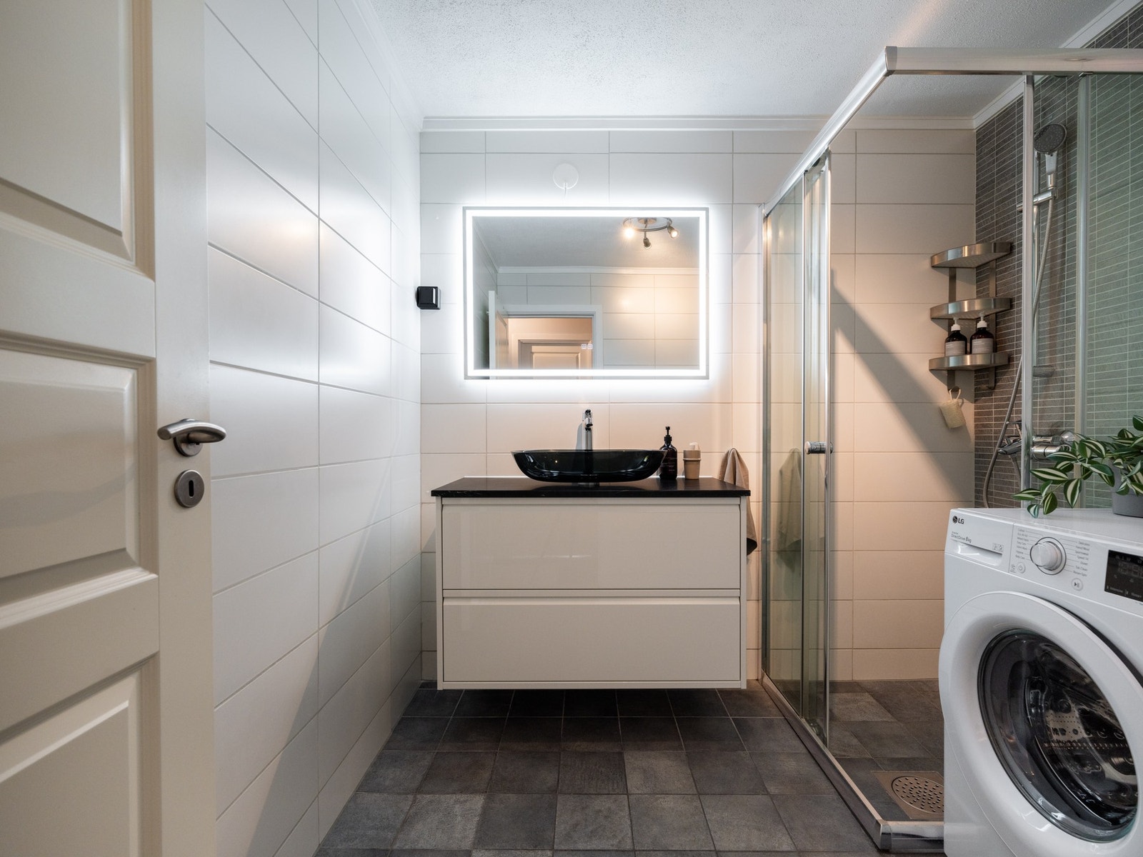 Innredningen består av ovenpåliggende servant på underskuffer, speil med integrert belysning og gulvstående toalett. Speilet har funksjon for antidugg. Galleribilde