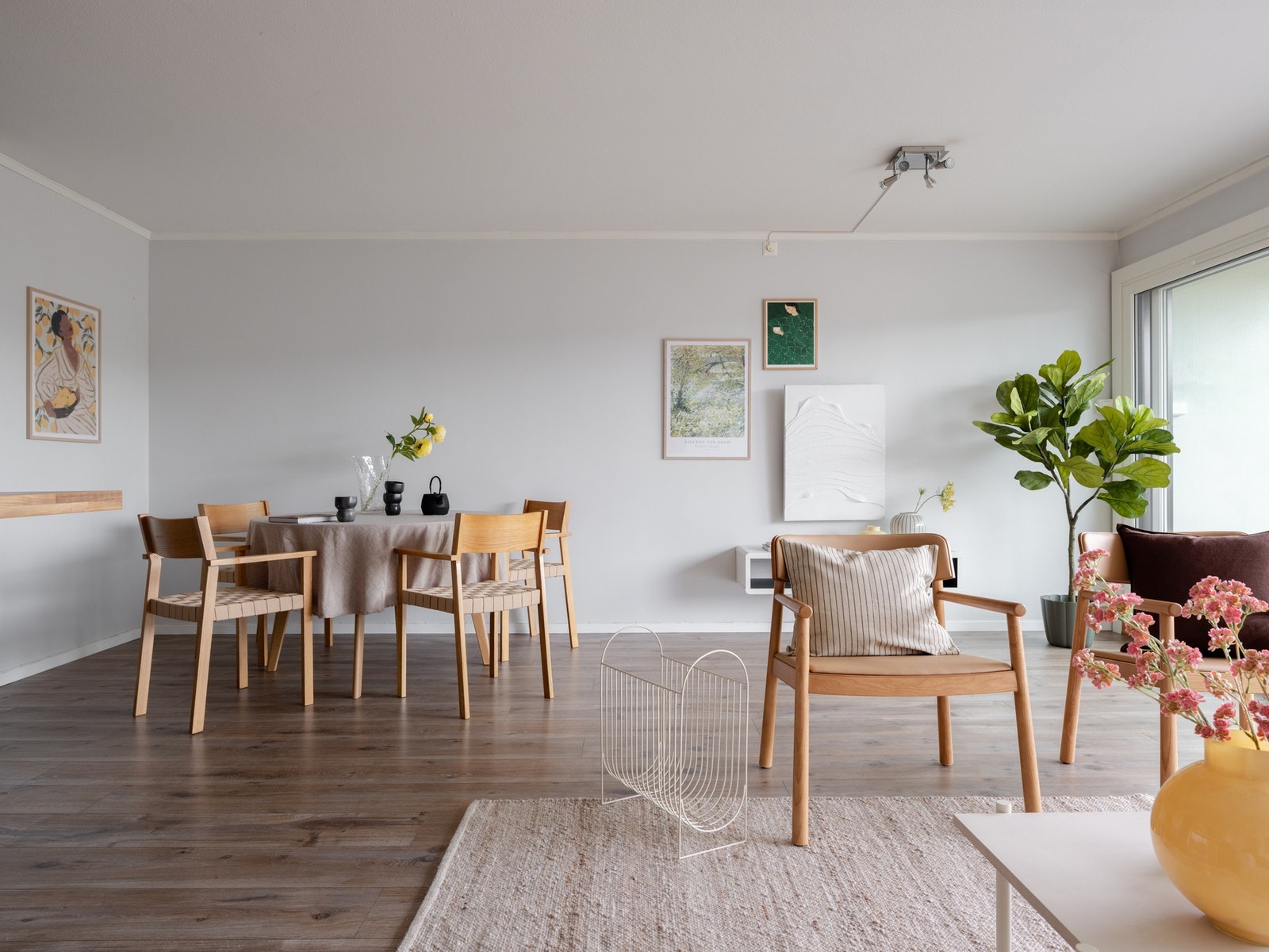 Det er fin plass for spisebord. Galleribilde