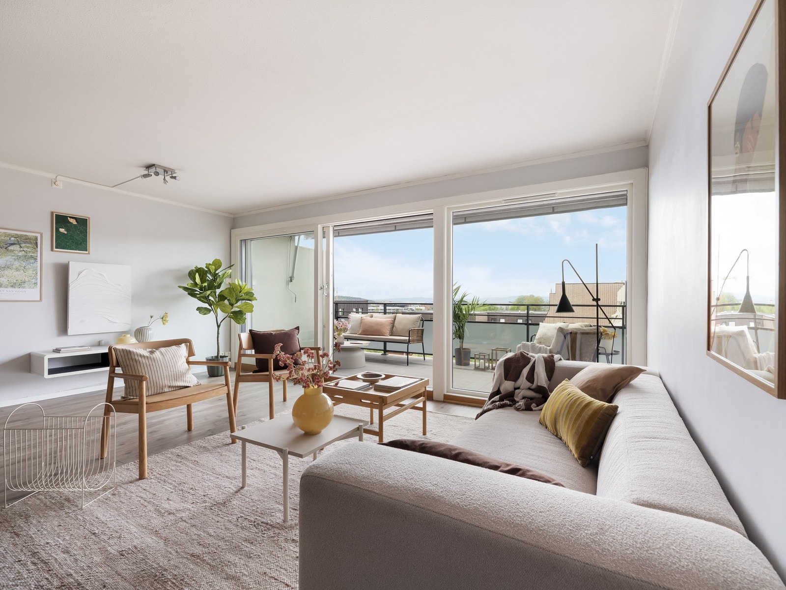 Cecilia Johansen ved EIE Løren ønsker velkommen til Ulvenveien 119B! Galleribilde