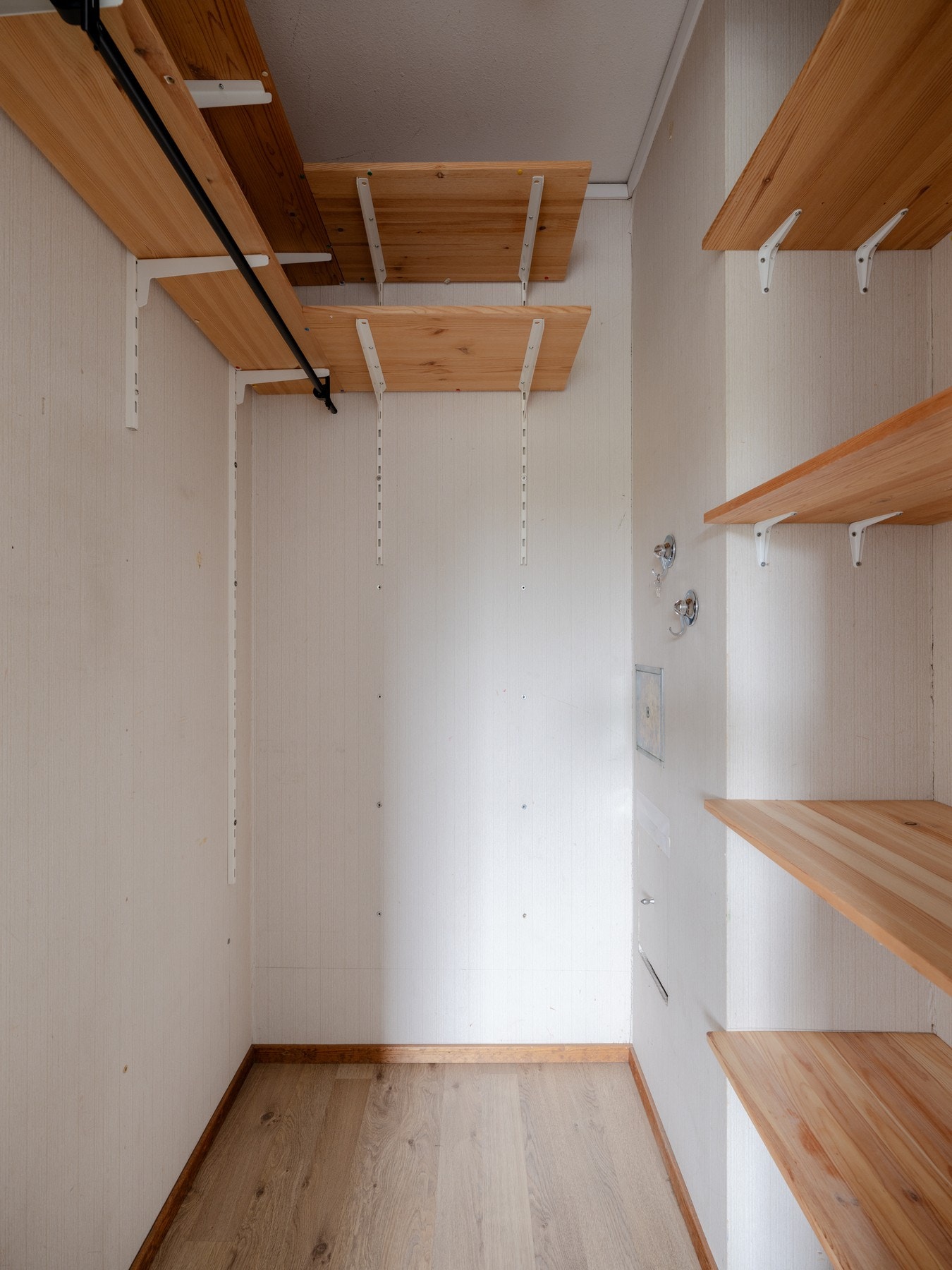 Godt med plass for oppbevaring av klær og annet. Galleribilde