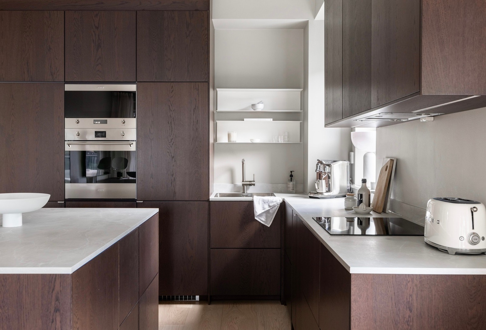 Strøken 4-roms ende- og hjørneleilighet i 8. etasje med heis, to balkonger og egen garasjeplass. Galleribilde