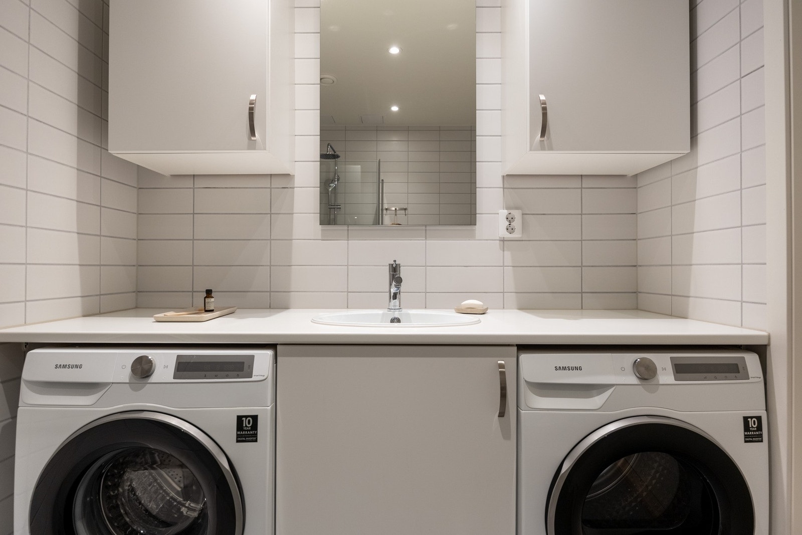 Mekanisk avtrekk med ventil i himling og opplegg for både vaskemaskin og tørketrommel. Galleribilde