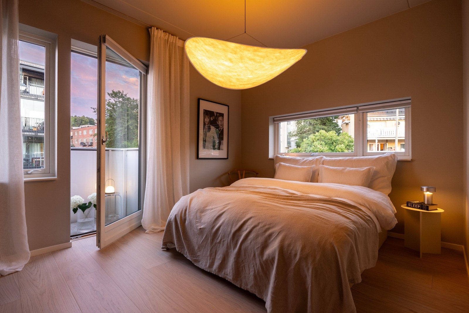 Hovedsoverommet kan enkelt innredes med stor dobbeltseng med tilhørende nattbord. Galleribilde