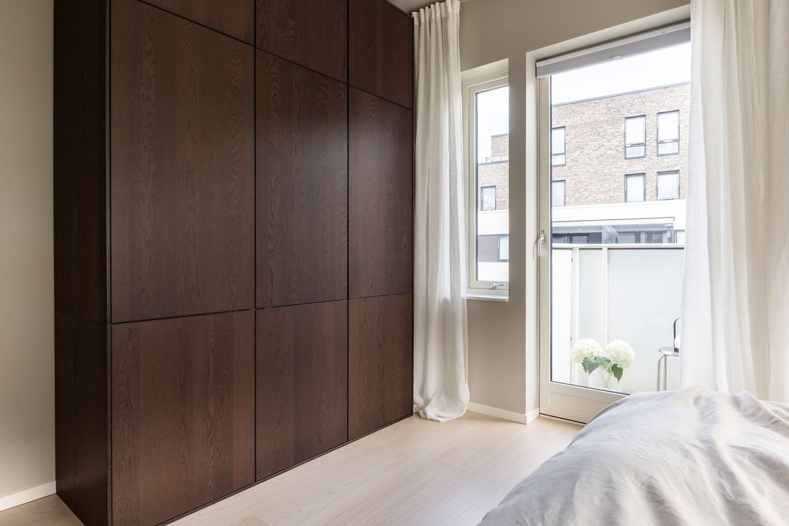 Alle rom er innredet med nye stilrene garderobeskap fra 2022. Galleribilde